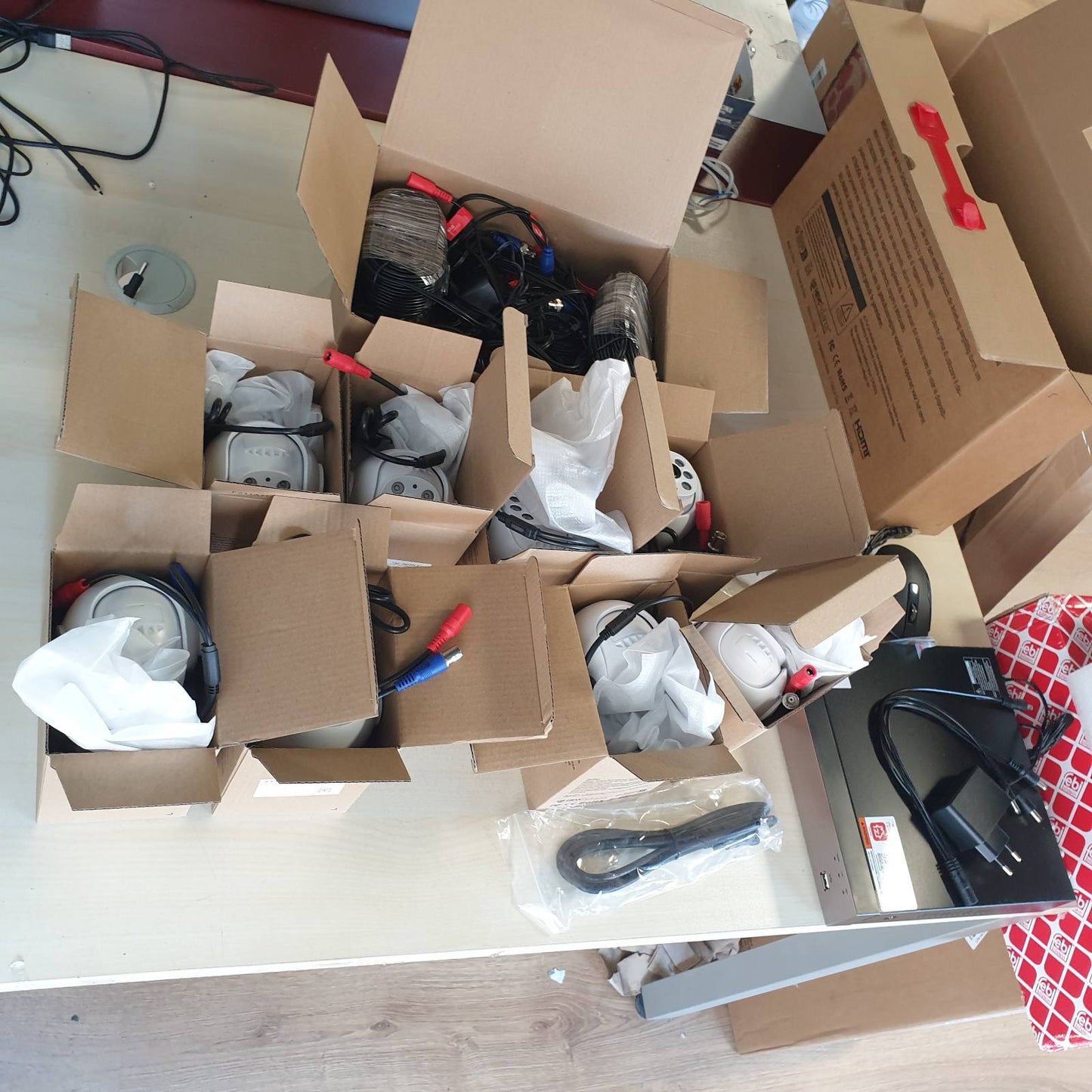 293990 - ZOSI Kit Kamerash Mbikëqyrjeje me Tel, DVR 8KANALËSH 5MP me 8 Kamera të Jashtme 2MP, Pamje 360° me Lëvizje dhe Anim, Zbulim Personi/Automjeti, Shikim Natën 20m dhe Regjistrim 24/7
