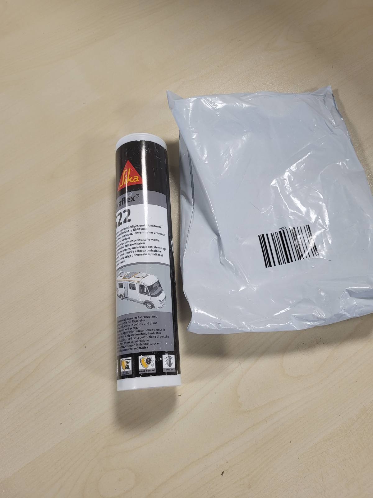 294210 - SIKA Sealant Sikaflex-522 i zi, ideal për nyje, brenda dhe jashtë, I qëndrueshëm ndaj rrezeve UV dhe ndaj motit, ngjitje e mirë, 300 ml