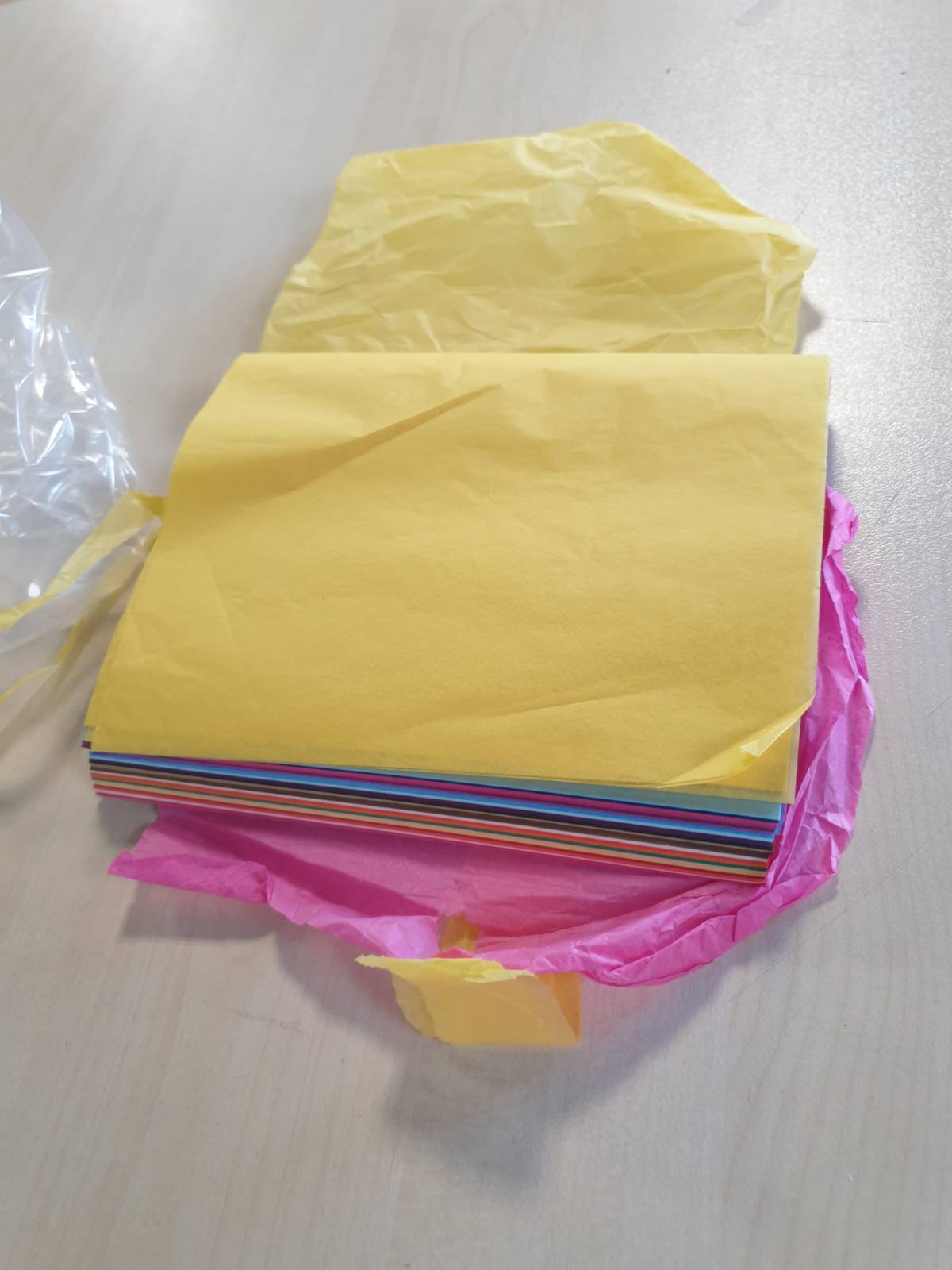 294623 - Letër Transparente Svalor - 300 fletë në 30 ngjyra, letër higjienike A4, 14g/m², 20 × 29 cm
