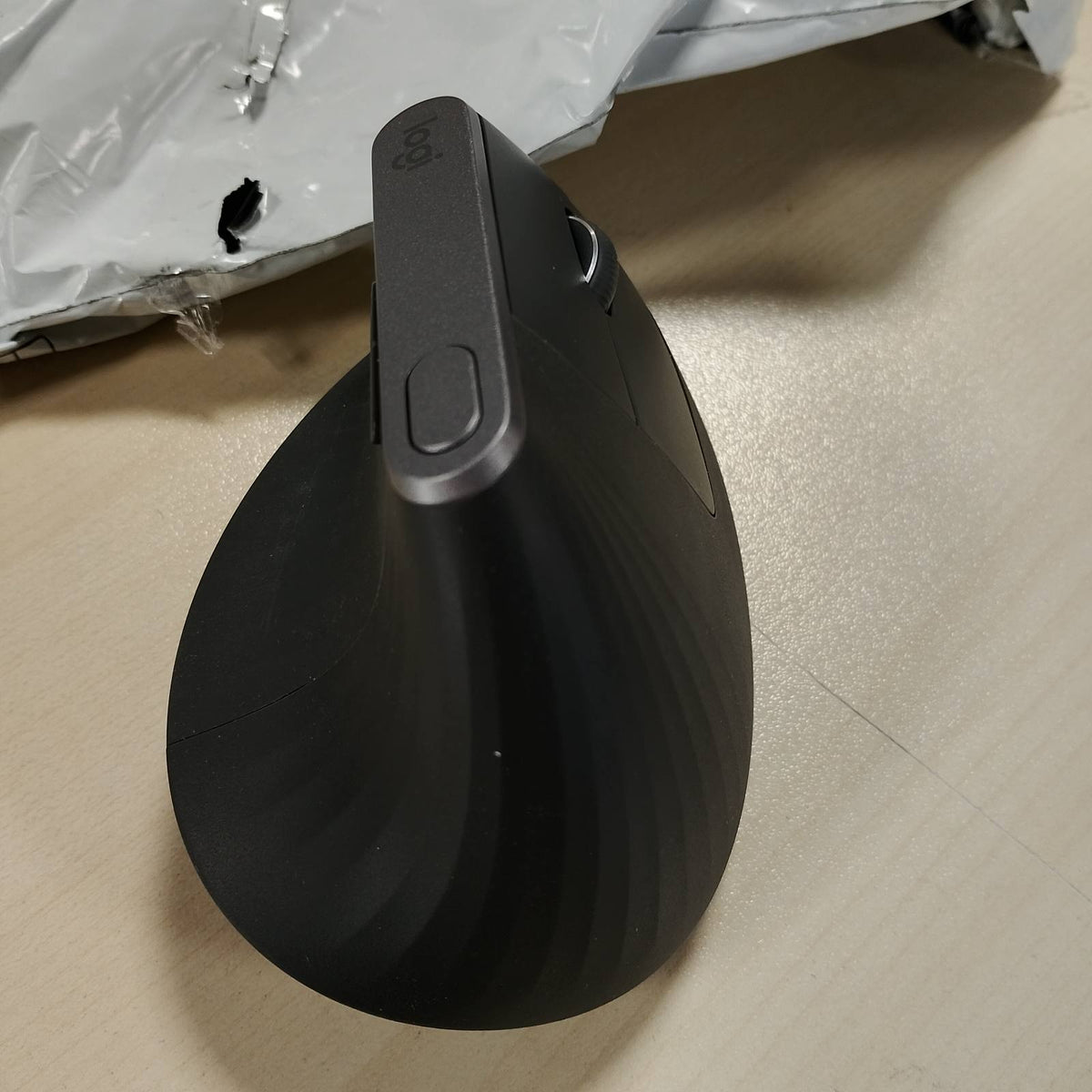 295075 - LOGITECH MX Vertical, maus ergonomik pa tel, lidhje Bluetooth dhe 2.4 GHz, sensor 4000 DPI, bateri e rikarikueshme, 4 butona, pajisje të shumfishta - Grafit