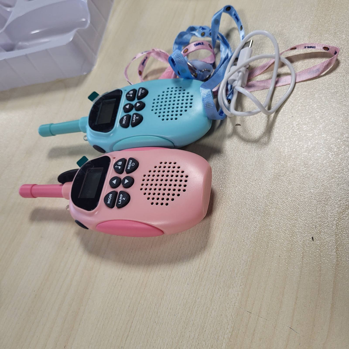 295273 - Set me 2 radio dore për fëmijë, radio dore e rikarikueshme, lodër për jashtë për fëmijë, 22 kanale, me ekran LCD me ndriçim dhe funksion VOX, dhuratë për vajza dhe djem të moshës 3-12 vjeç (blu dhe rozë)