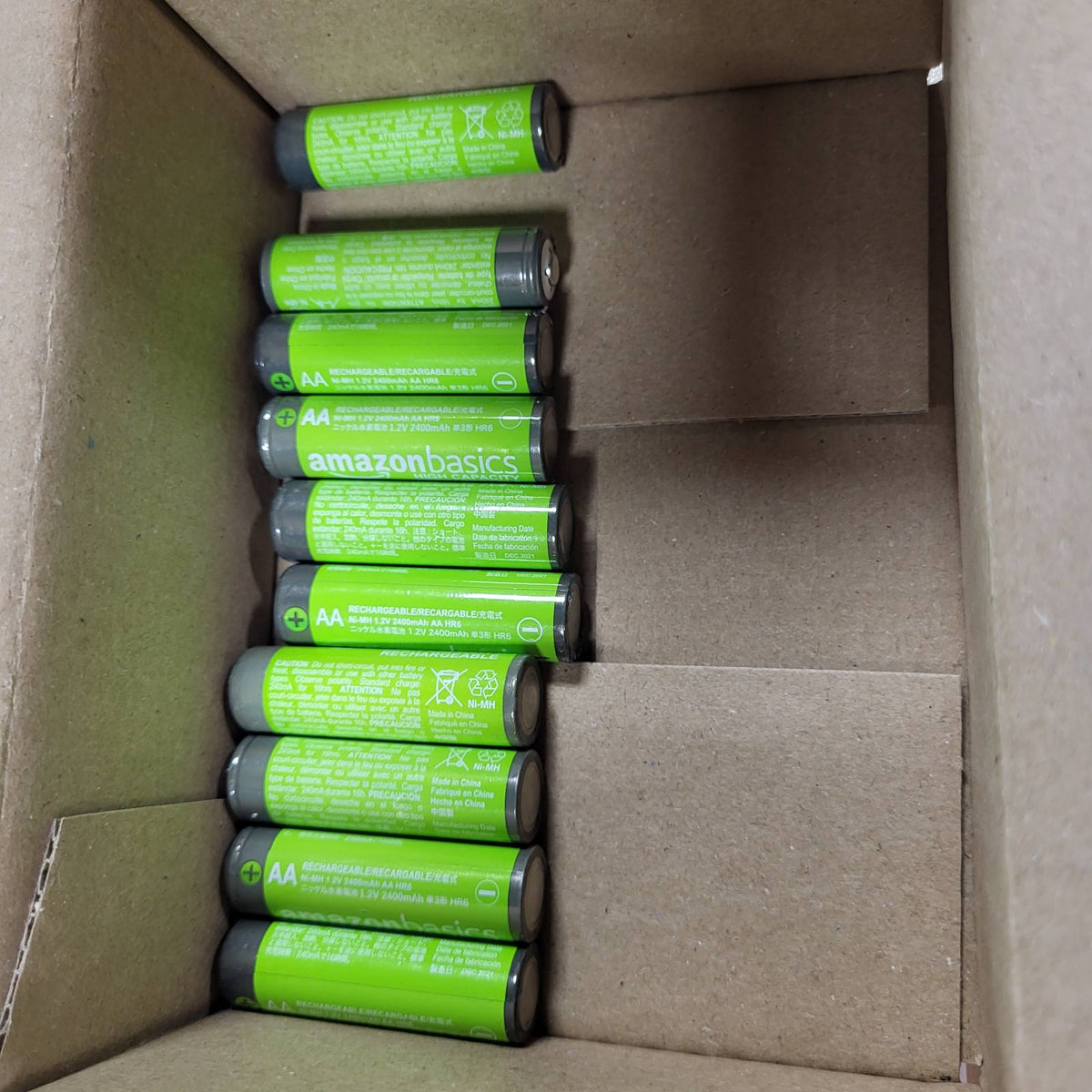 295274 - AMAZON BASICS Pako me 12 bateri të rikarikueshme AA NiMH me kapacitet të lartë, 2400 mAh, 1.2 V, të rikarikueshme 400 herë, të parakarikuara