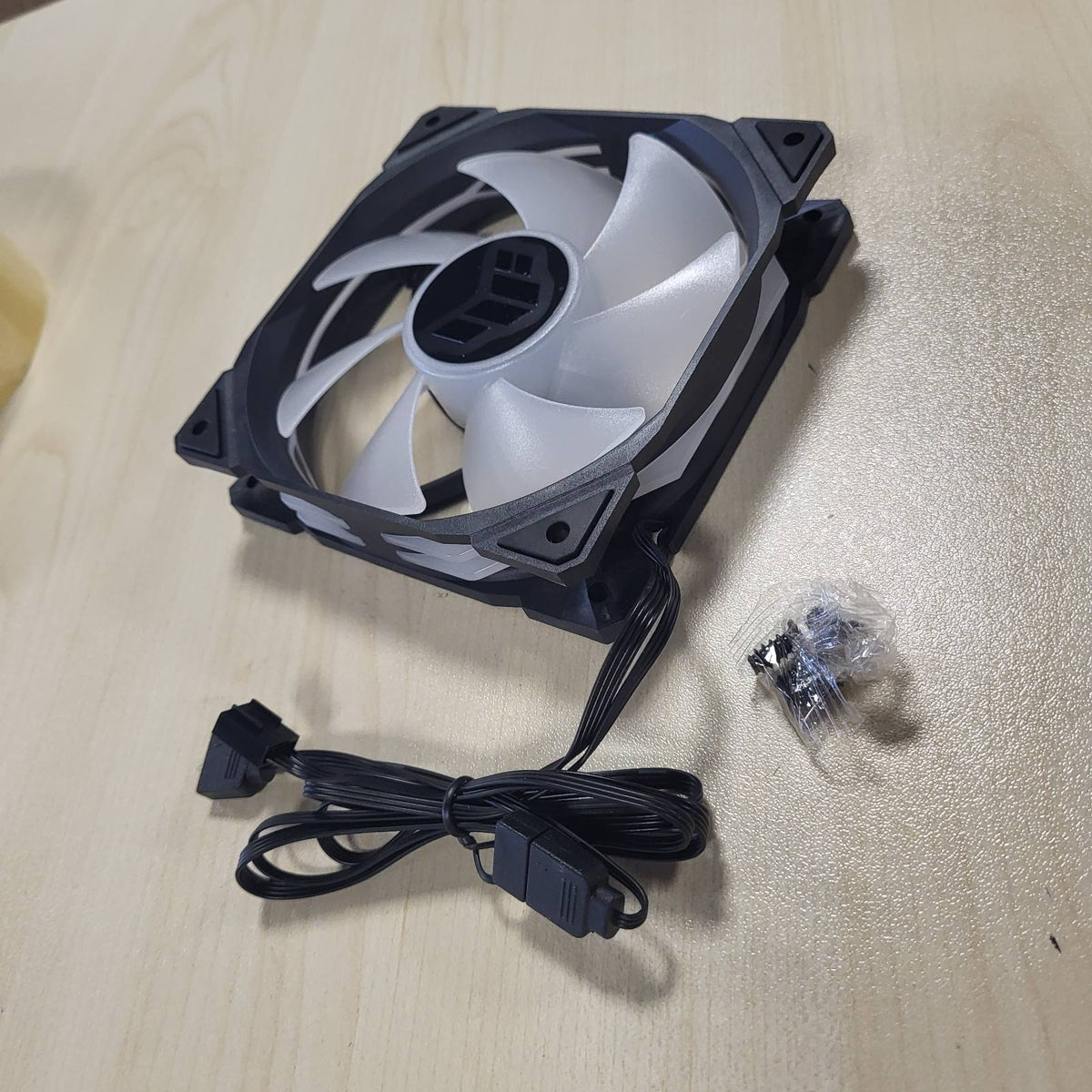 295301 - ASUS Ventilator me Kuti TUF Gaming TR120 ARGB, 120 mm PWM, 2000 RPM, 3.3 mm H2O, 77.4 CFM, 16 LED RGB të Adresueshme Individualisht, i Zi