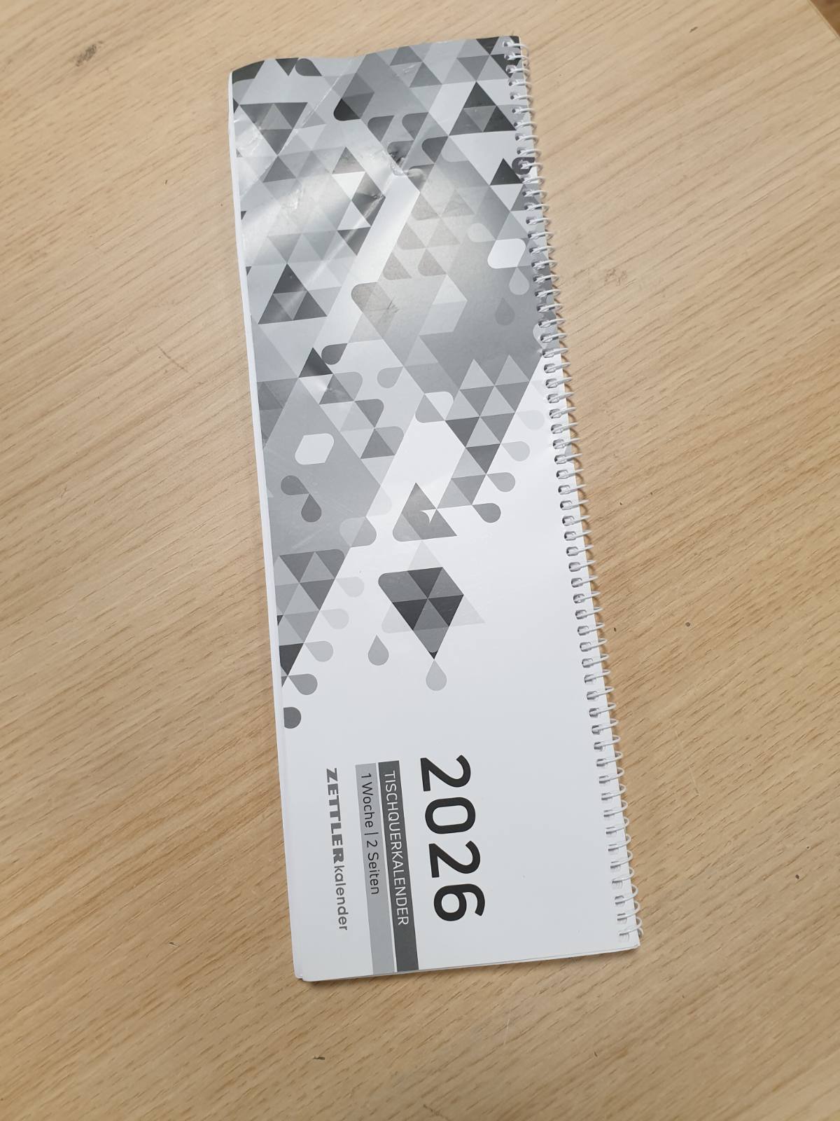 295444 - ZETTLER Kalendar Tavoline i Zi 2026, 30x10 cm, Kalendar Javor me 1 Javë në 2 Faqe, 3-Gjuhësh, Lidhje Spirale, Orar 7:00–19:00