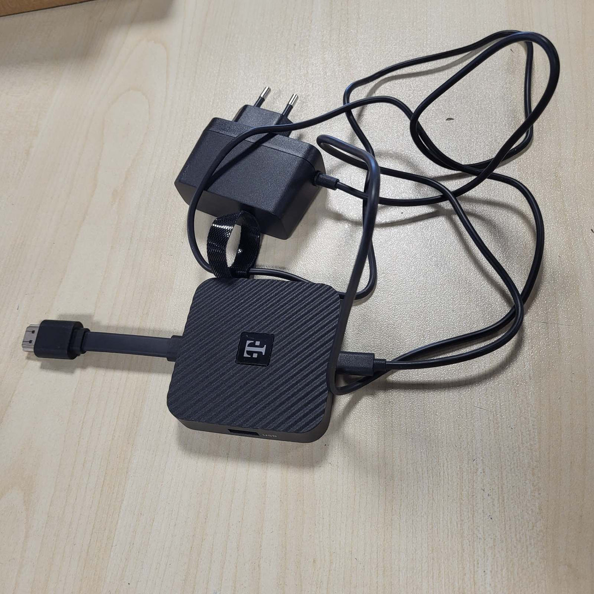 295614 - MAGENTATV Stick i Gjeneratës së 2-të | TV dhe Transmetim nëpërmjet Wi-Fi | MagentaTV me 160 kanale HD, 4K UHD, HDR, transmetim i drejtpërdrejtë dhe me ndryshim kohe | Shërbime transmetimi (Netflix, Disney+, RTL+, DAZN, Wow) dhe Google Play Store