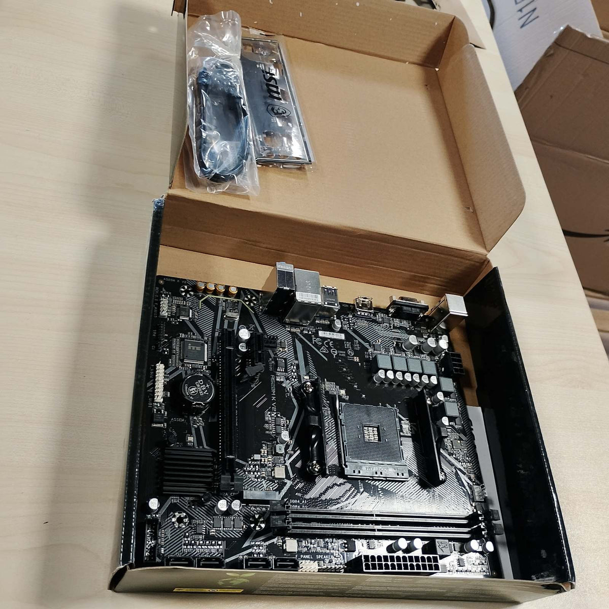 295672 - GIGABYTE A520M K V2 - Pllaka amë, mbështet procesorët AMD Ryzen 5000 Series AM4, deri në 5100MHz DDR4 (OC), PCIe Gen3 x4 M.2, GbE LAN, USB 3.2 Gen 1