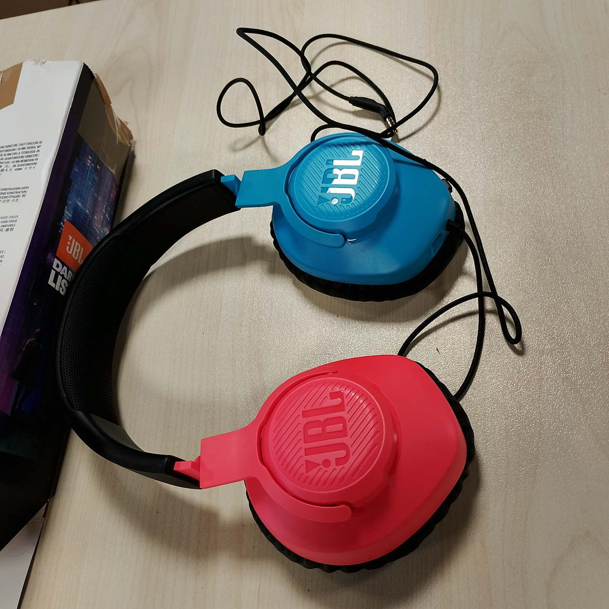 295731 - JBL Kufje Quantum 100N për lojëra me tel, mikrofon i shkëputshëm, QuantumSURROUND Signature, kompatibilitet me shumë platforma, ngjyrë e kuqe dhe blu