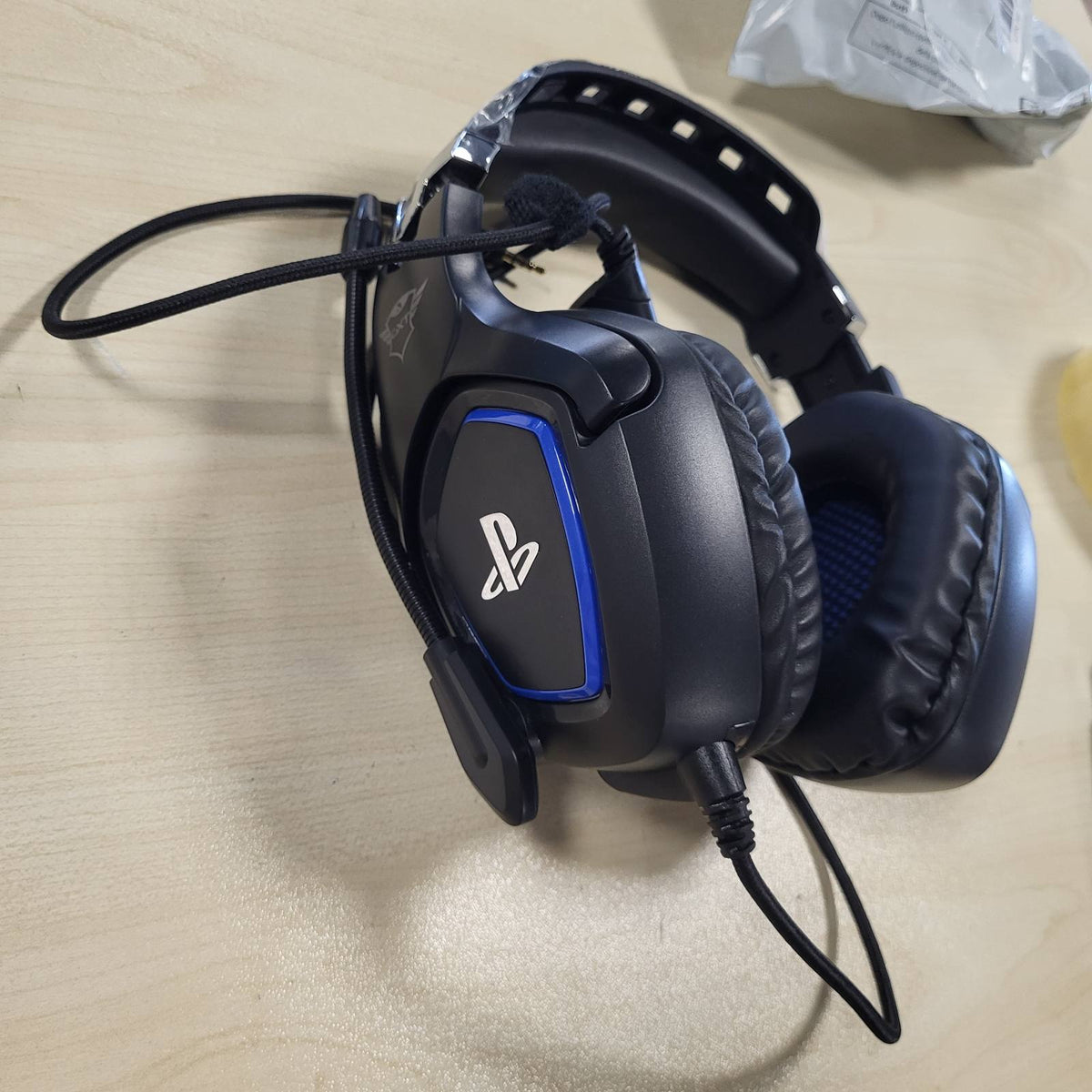 295785 - TRUST GXT 488 FORZE KUFJE PËR LOJËRA, PS4/PS5, Mikrofon i Hapshëm, Shirit Koke të Rregullueshëm, 3.5 mm, Kufje me Tel, të Zeza