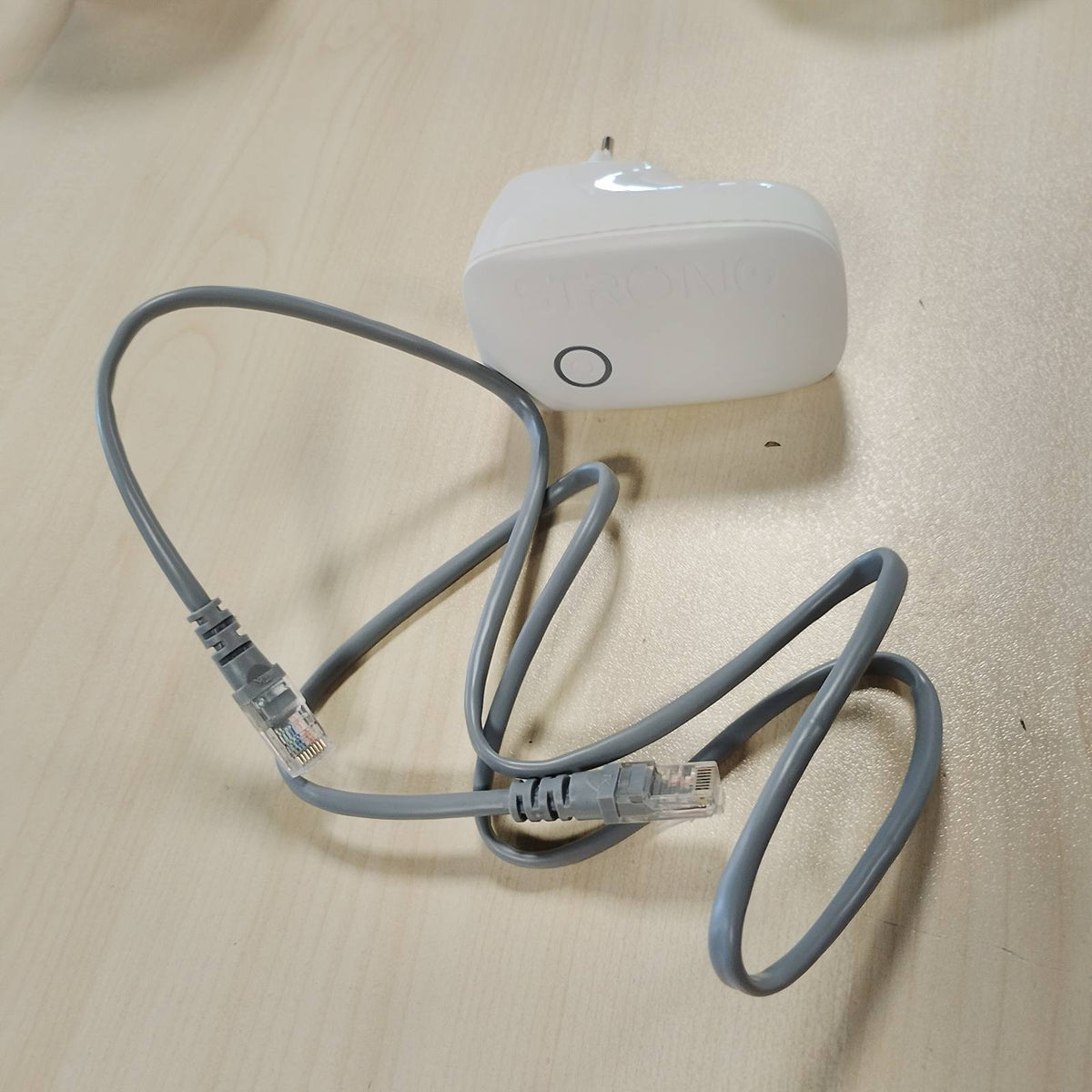 295789 - STRONG AC1200 AMPLIFIKATOR WIFI PËR PRIZË ELEKTRIKE, Përsëritës WiFi me Dy Banda, WPS, Portë LAN, Pikë Aksesi