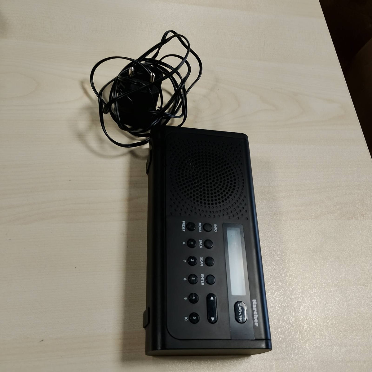 295801 - KARCHER DAB 2405 - radio portative DAB+ (DAB+/FM, radio kuzhine me funksionim nga rrjeti elektrik/bateri, altoparlant, prizë kufjesh, orë me zile, ekran LCD, radio dixhitale e vogël, e zezë)