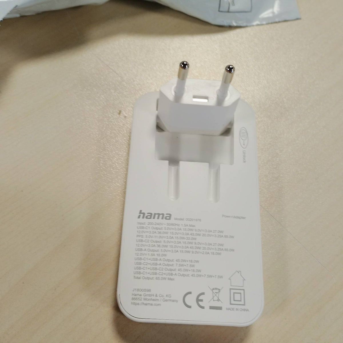 295803 - HAMA Karikues USB C 65W, Karikues muri me 2 porta USB-C, 1 portë USB-A, për telefona celularë, laptopë, tableta, mbështet furnizimin me energji, i bardhë