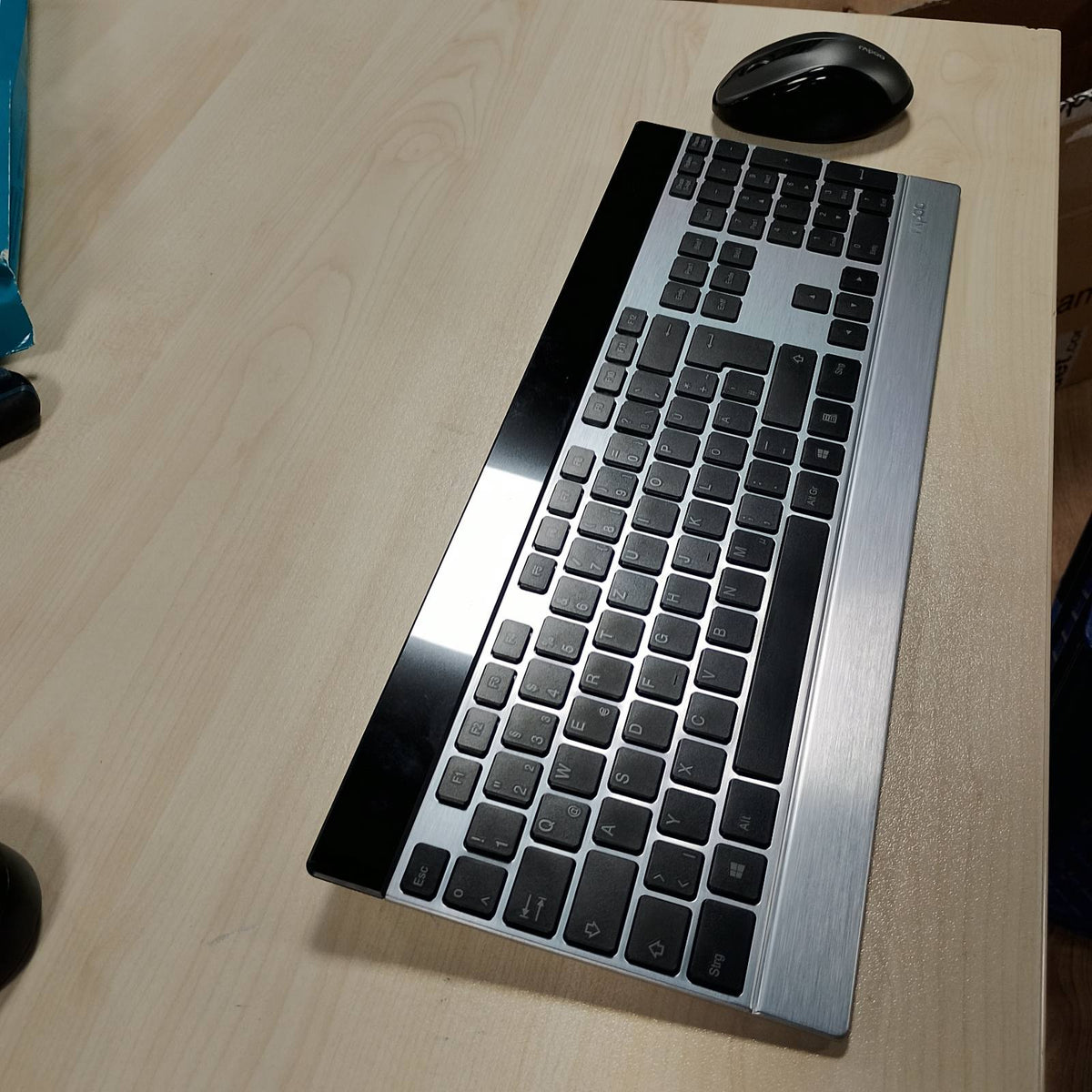 296017 - RAPOO Maus pa tel M500, sensor 1600 DPI, jetëgjatësi baterie 12-mujore, butona të qetë, dizajn ergonomik për përdoruesit me dorën e djathtë, PC dhe Mac - i zi