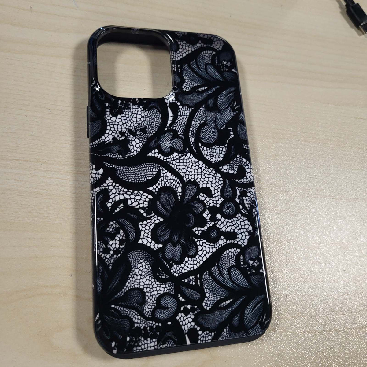 296080 - MBËSHTJELLËSE E ZEZË KLASIKE ME MODEL DANTELLE PËR IPHONE 13 PRO MAX