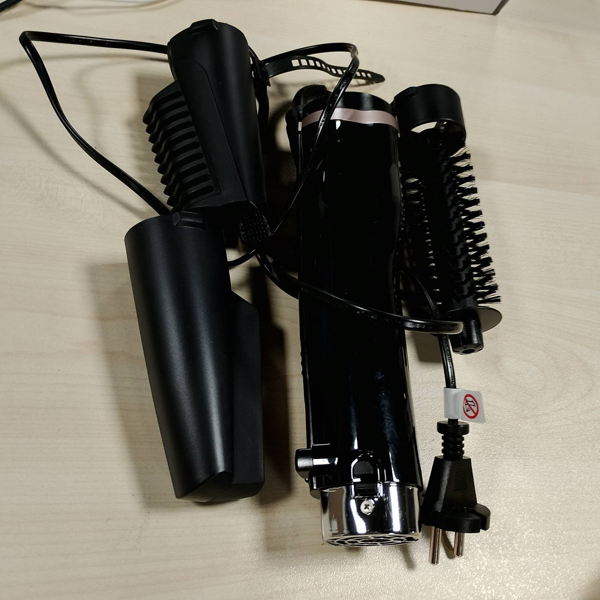296602 - BABYLISS Furçë rrotulluese për tharëse flokësh AS200E, me 4 aksesorë të ndërrueshëm, e zezë