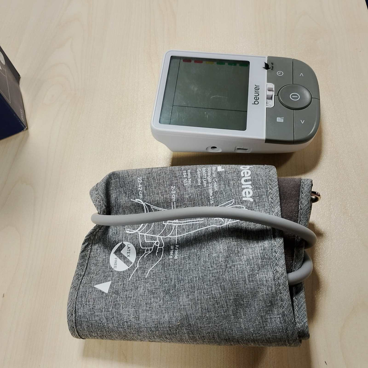 296704 - BEURER Monitor tensioni i gjakut BM 53, për krahun e sipërm, i validuar klinikisht, zbulim i AF, transferim të dhënash në Apple Health, gri-i bardhë