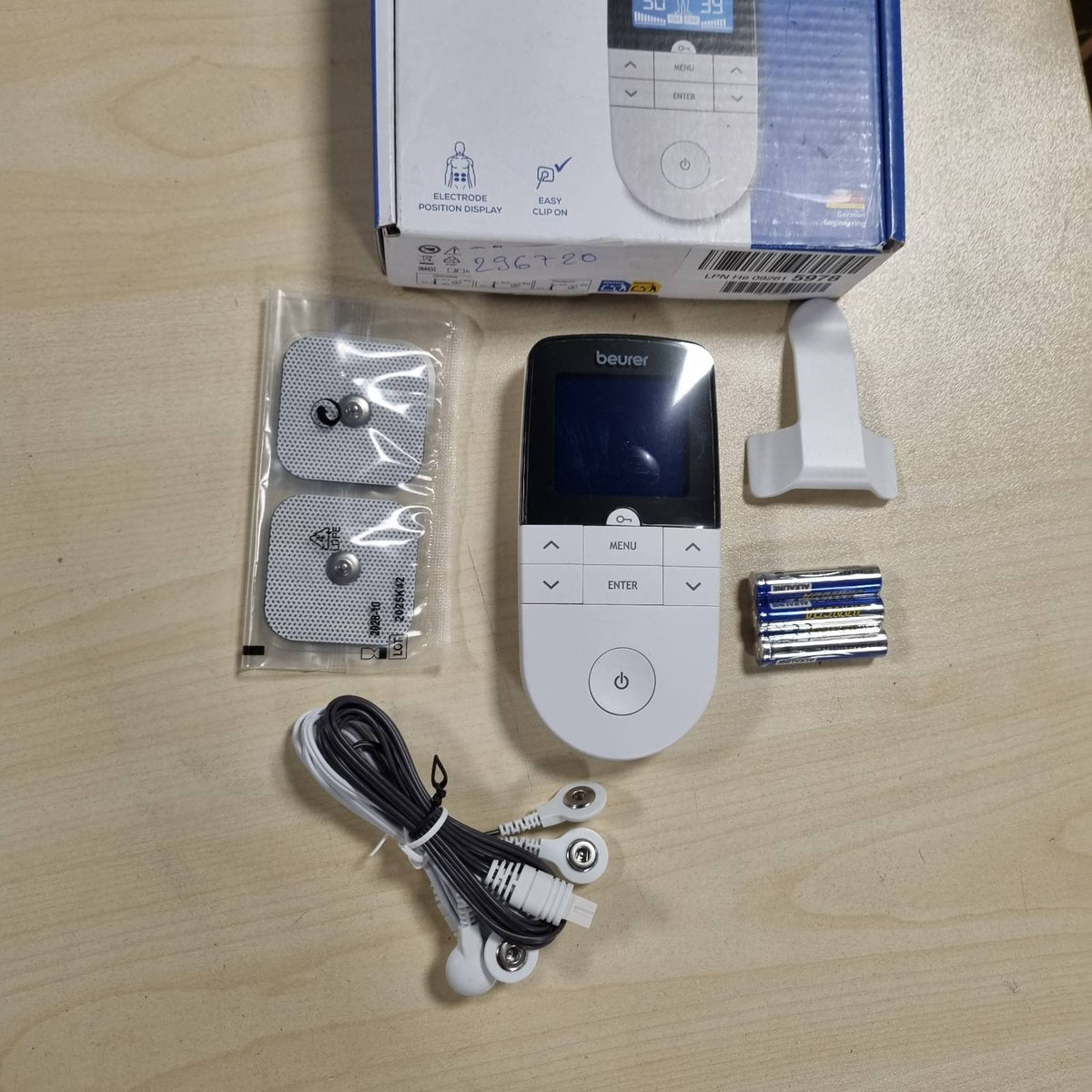296720 - BEURER EM 49 Digital TENS/EMS, pajisje elektroterapie 3-në-1 për lehtësimin e dhimbjes, trajnim për muskuj, masazh, përfshin 4 elektroda.