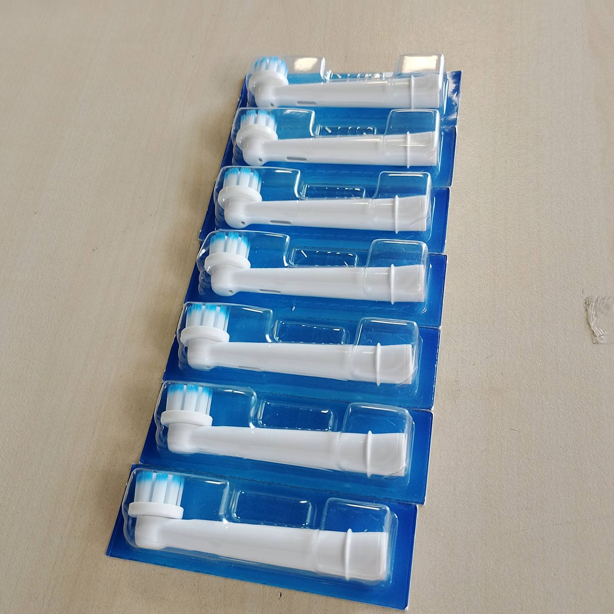 296784 - ORAL-B Pako me 10 koka furçash zëvendësuese Pro, të bardha, me fije ultra të buta