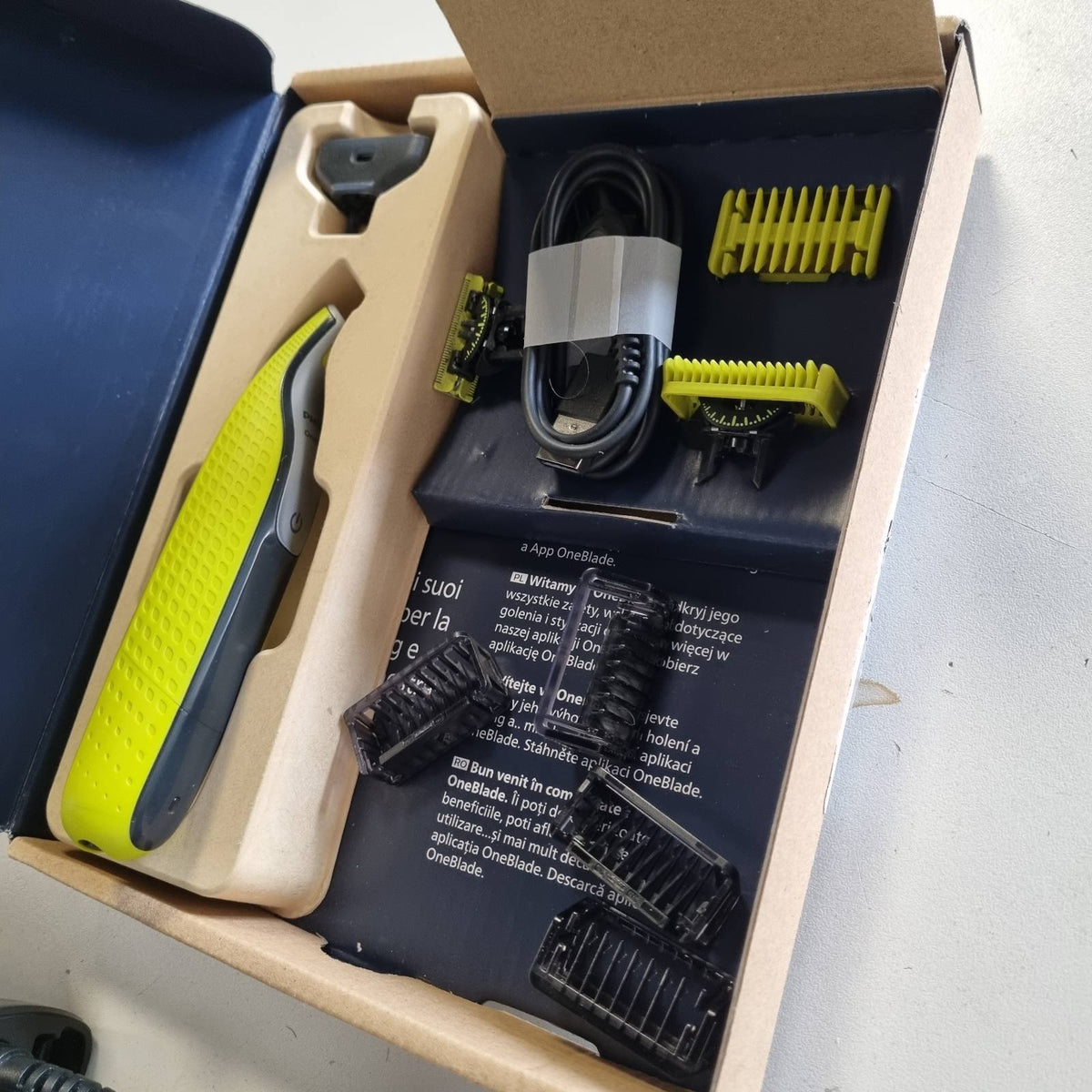 296812 - PHILIPS Makinë për shkurtimin elektrik të mjekrës dhe fytyrës OneBlade 360 QP2834/31 | 3 tehe 360 | 4 krehër për qime (1, 2, 3, 5 mm)
