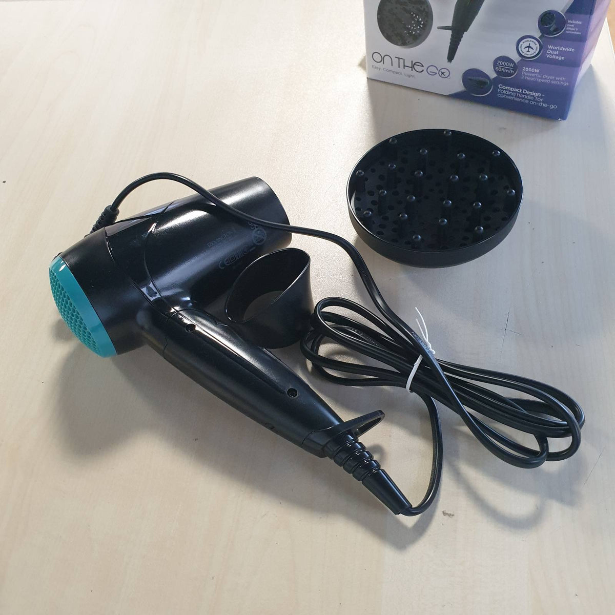 298403 - REMINGTON Tharëse flokësh D1500, 2000W, e vogël dhe e palosshme, përshtatëse tensioni 120/220-240V, gryke stilimi dhe difuzor, 2 cilësime ngrohjeje dhe ventilatori
