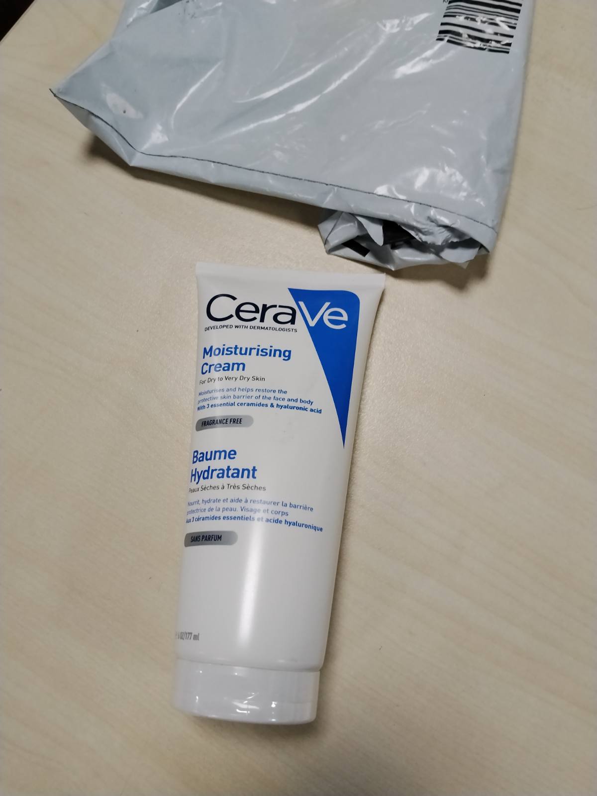 298594 - CERAVE - Krem hidratues për trup dhe fytyrë, 177 ml, me acid hialuronik dhe 3 ceramide esenciale, për lëkurë të thatë deri në shumë të thatë