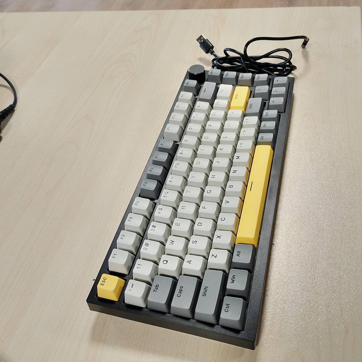 299271 - AJAZZ AK820 Tastierë mekanike me tela, 75% e madhësisë, 82 taste, material PBT, RGB e orientuar nga jugu, jastëk izolimi zanor me pesë shtresa, ndërrim i shpejtë i tasteve, ngjyrë gri e bardhë e verdhë
