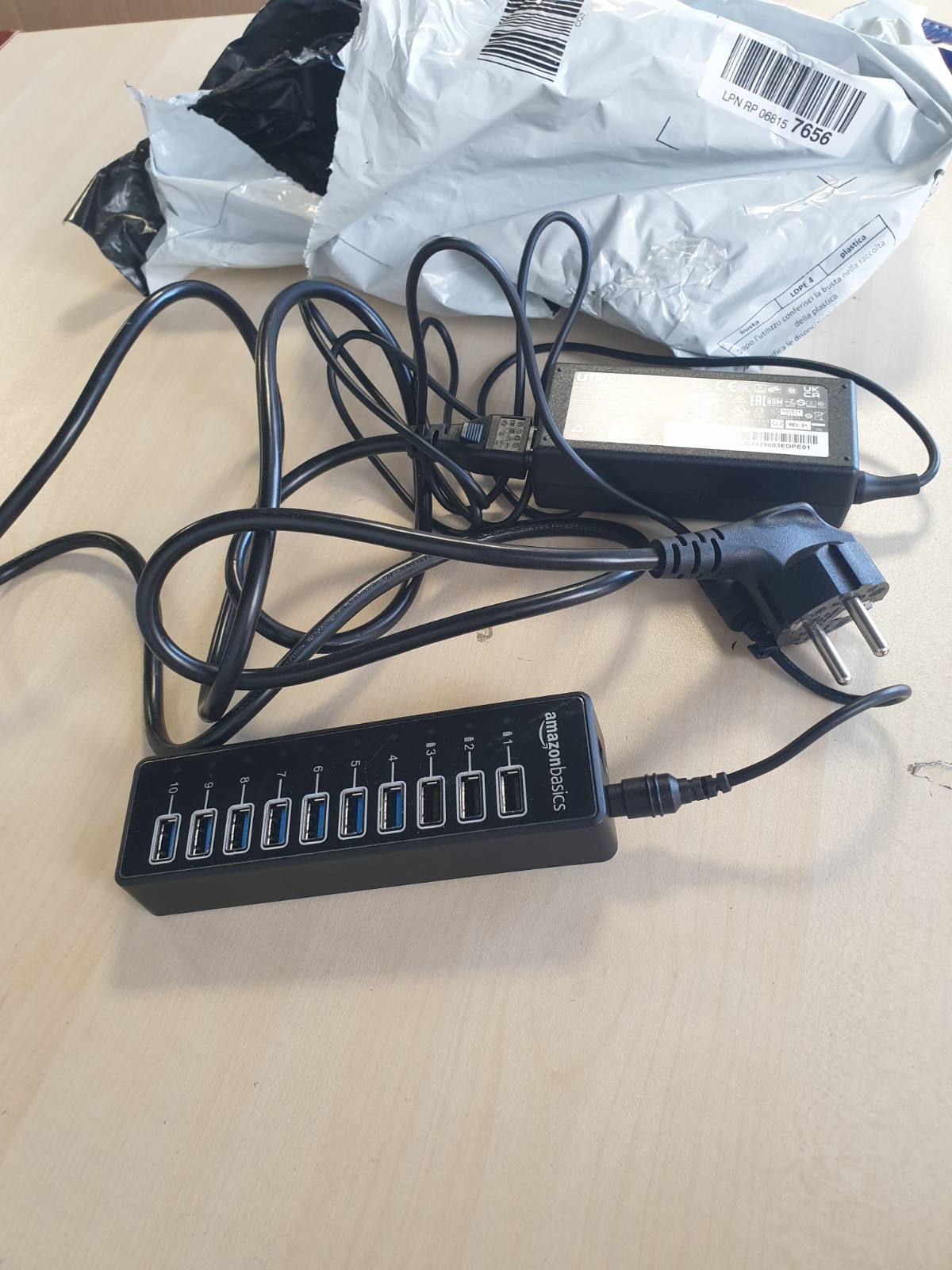 299354 - AMAZON BASICS Hub USB 3.1 me 10 porta dhe adaptor rryme - 65 W (20 V/3.25 A), i Zi