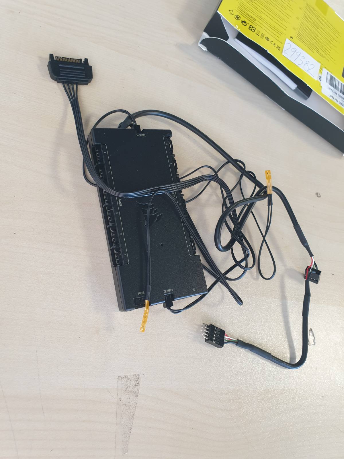 299382 - CORSAIR iCUE COMMANDER CORE XT, Kontrollues i Ndriçimit RGB dhe Shpejtësisë së Ventilatorit, deri në 6 Ventilatorë dhe 264 LED RGB, Zero RPM, Monitorim i Temperaturës - i Zi