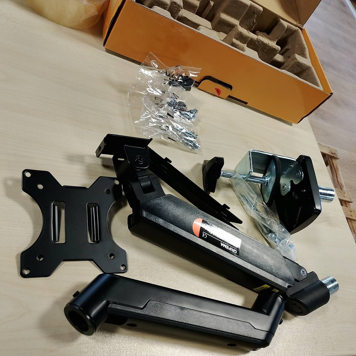 299527 - GRIFEMA GB2003-1, Mbështetëse Monitori për Monitorë 13-32 inç, Krah Monitori i Rregullueshëm në Lartësi me Sustë Gazi, Mbështetëse e Vetme për Ekran, e Rrotullueshme 360°, e Rrotullueshme dhe e Anueshme, VESA 75x75/100x100 mm