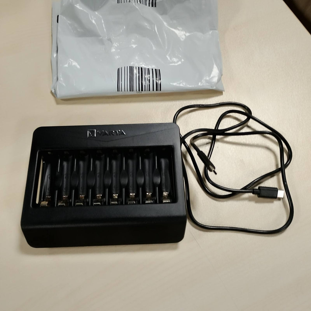 299587 - VARTA Karikues Baterie, i Rikarikueshëm për Bateri AA/AAA, deri në 8 Bateri, Karikues i Shumëfishtë LCD+, Vend Karikimi Individual