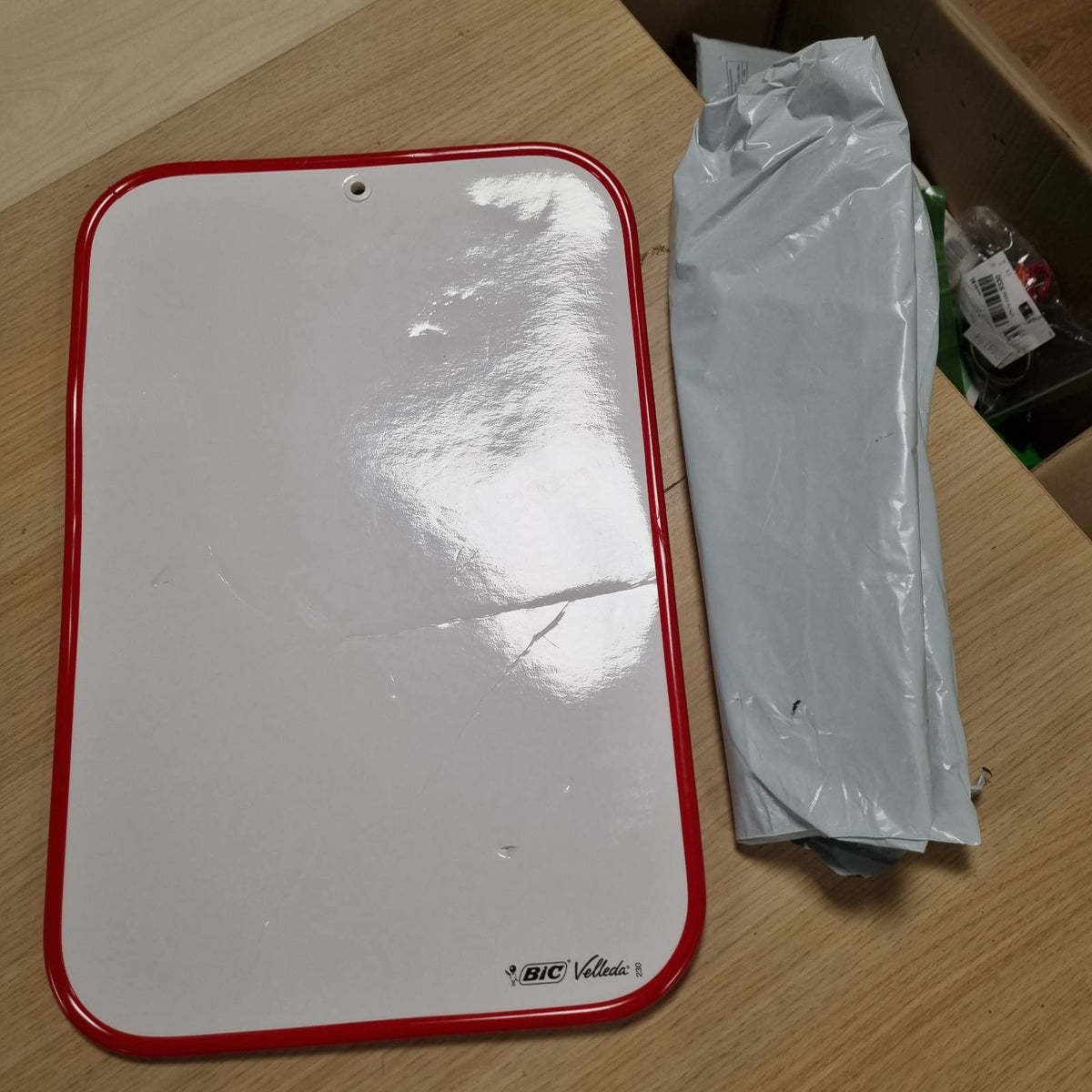 299789 - BIC Velleda Tabelë e Vogël me Dy Anëshe për Shkrim, Ideale për Furnizime Shkollore dhe Zyrash, E Lehtë për t’u Fshirë, Kornizë e Kuqe, 30x44cm