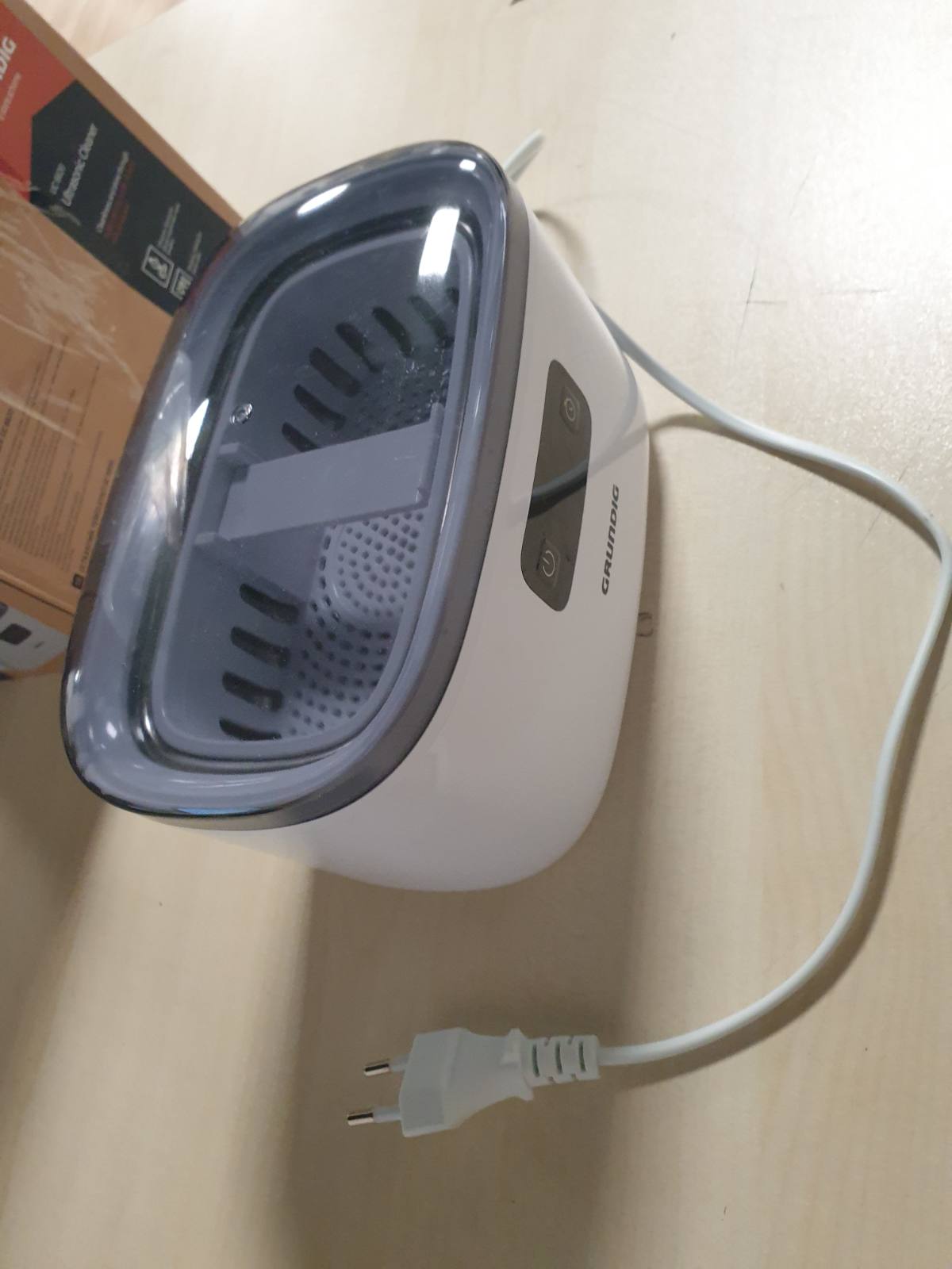 300434 - GRUNDIG Pastrues ultrasonik UC 6620, funksion kohëmatësi, pastrim ultrasonik me efikasitet të lartë, parim me valë të dyfishtë, rezervuar uji 500 ml, fuqi 50 W, mbajtëse ore e integruar, ngjyrë e bardhë