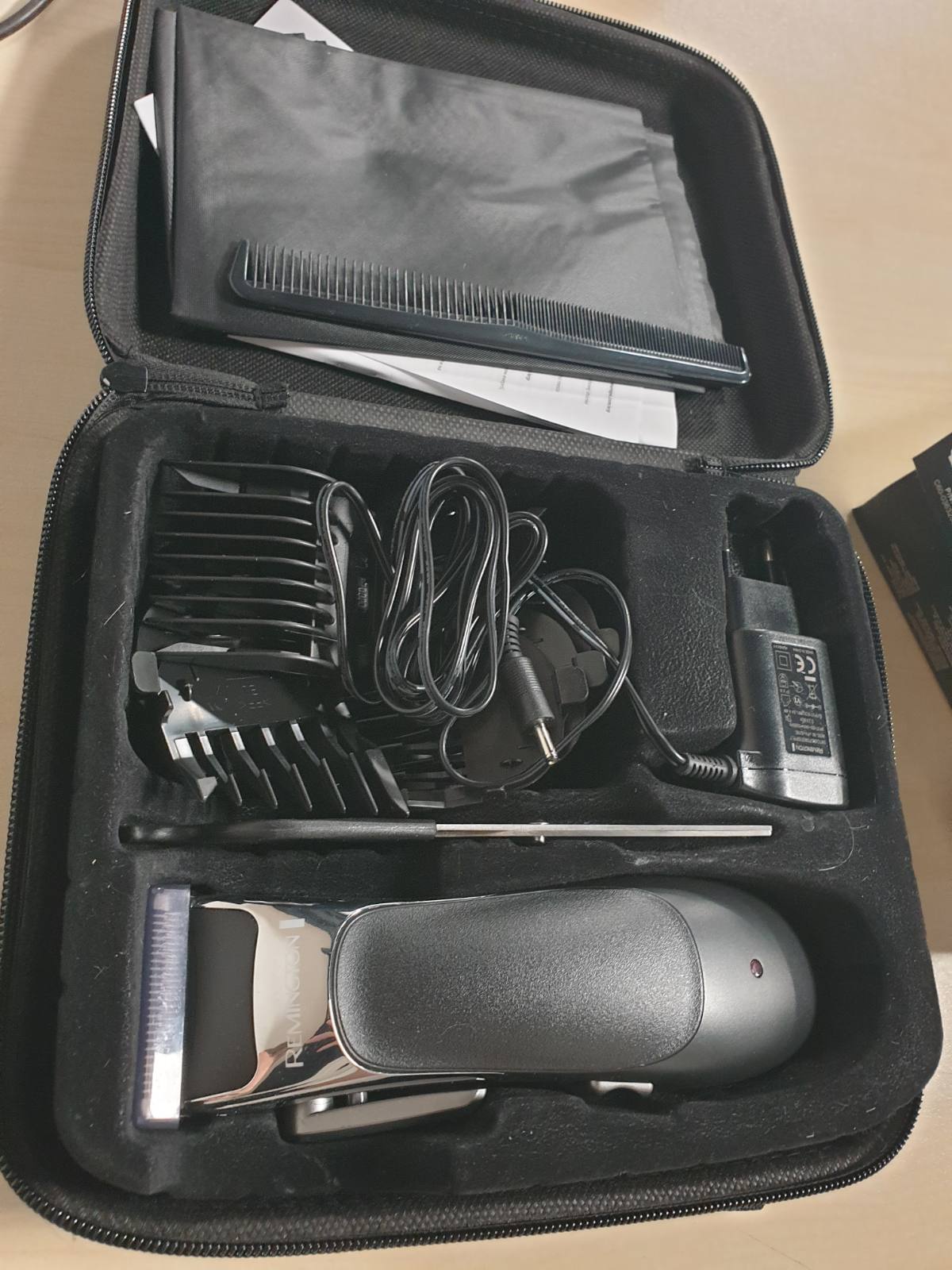 300507 - REMINGTON Prerëse Flokësh Profesionale HC363C, Teh Qeramike Vetëmprehëse 0.5-25 mm, Set me 8 Krehëra Fiksues, Funksionim me Rrjet/Bateri, Litium, Kutia Profesionale me Aksesorë Parukerie