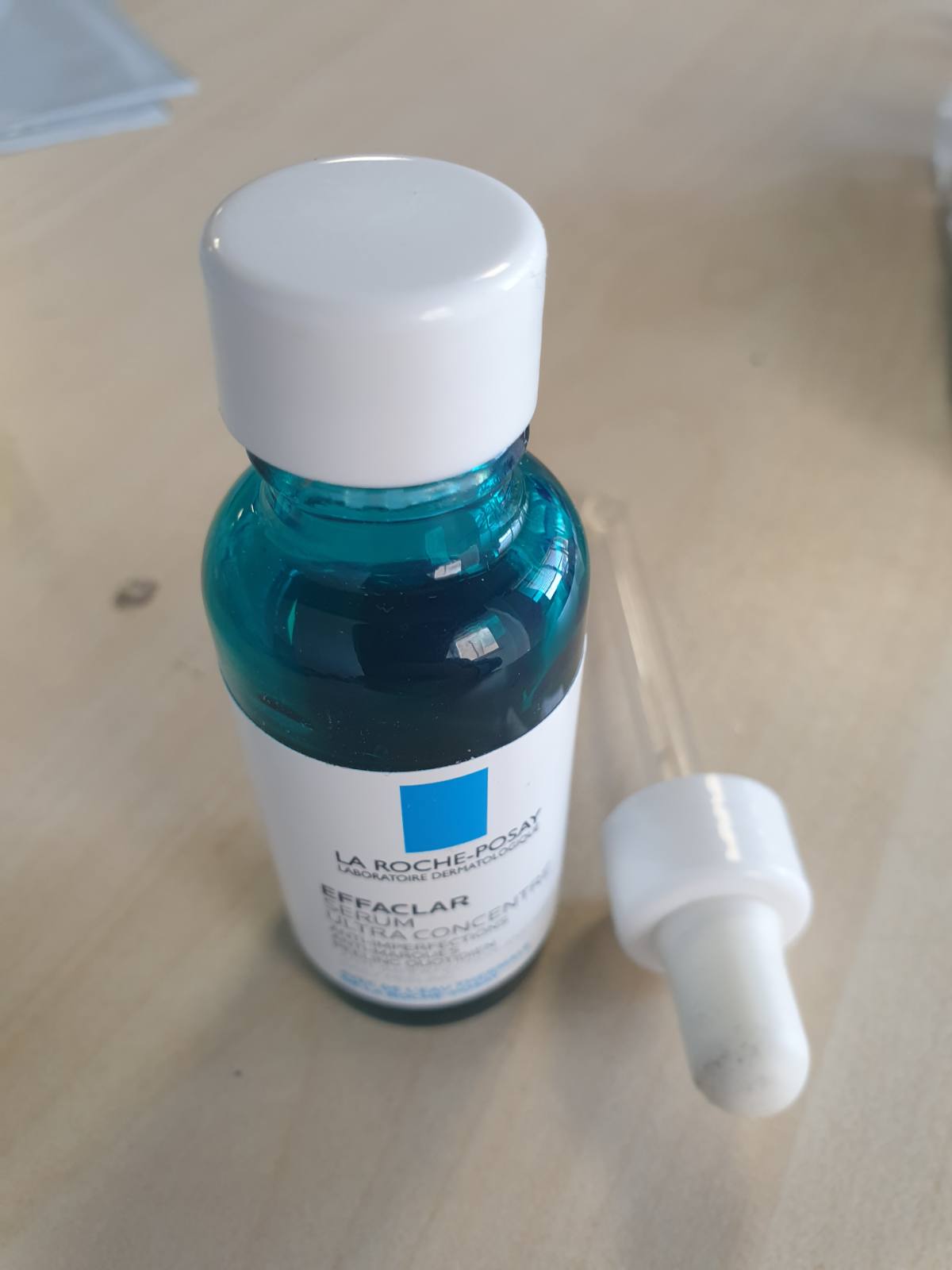 300638 - LA ROCHE-POSAY Serum me përqendrim të lartë, 30 ml, për lëkurë të yndyrshme dhe të prirur ndaj akneve, me niacinamidë dhe acid salicilik