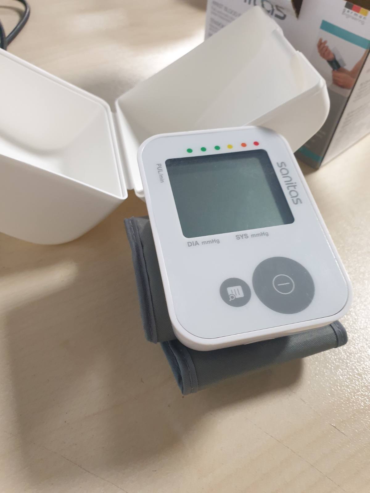 300791 - SANITAS Monitor presioni i gjakut SBC 22 për kyçin e dorës, matje automatike e presionit të gjakut dhe pulsit, funksion paralajmërues për aritmi