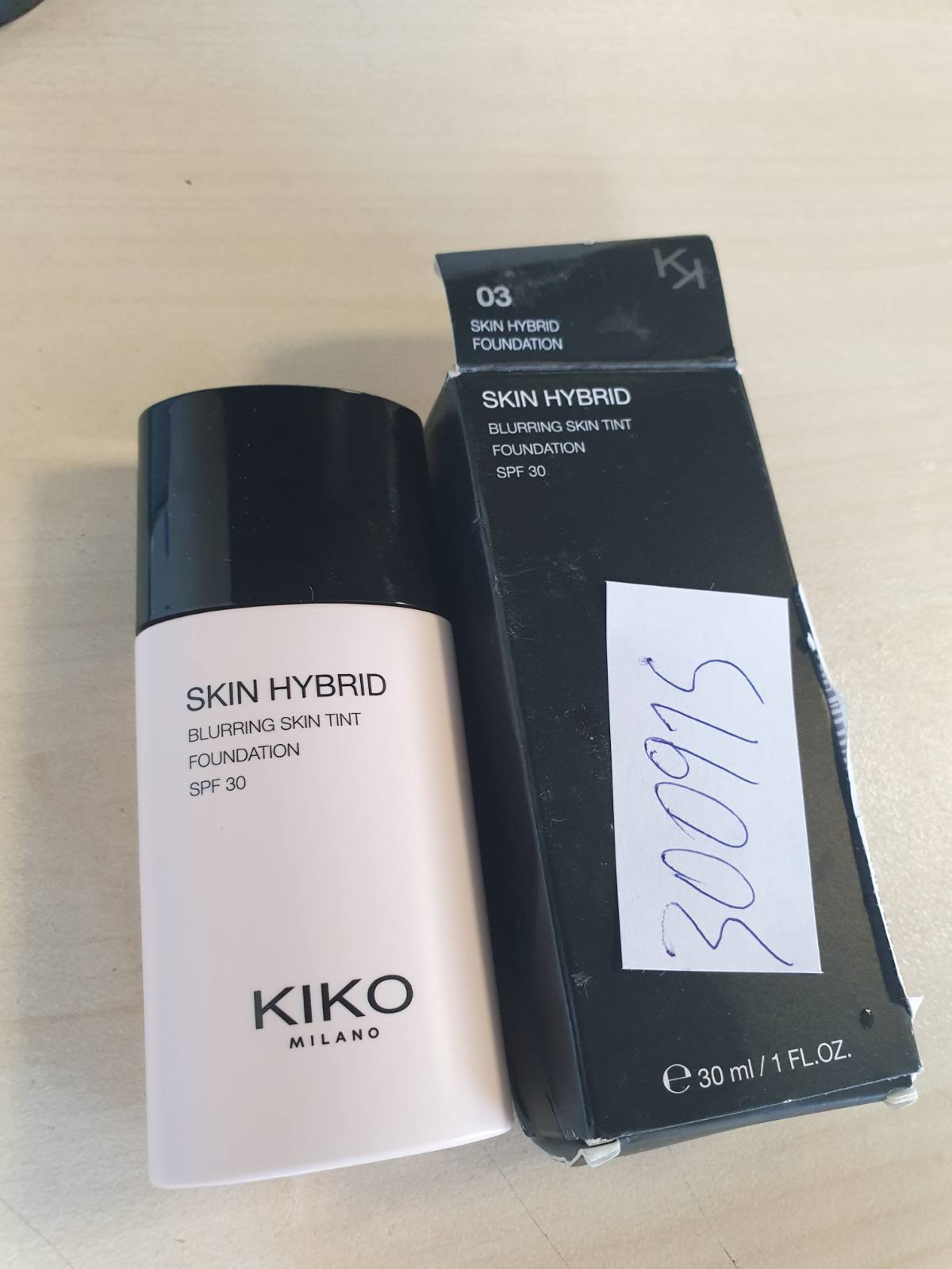 300915 - KIKO MILANO Fondatinë Skin Hybrid Blurring Skin Tint 03, Lëng përsosës për fytyrën, Qëndrueshmëri 24-orëshe, SPF 30