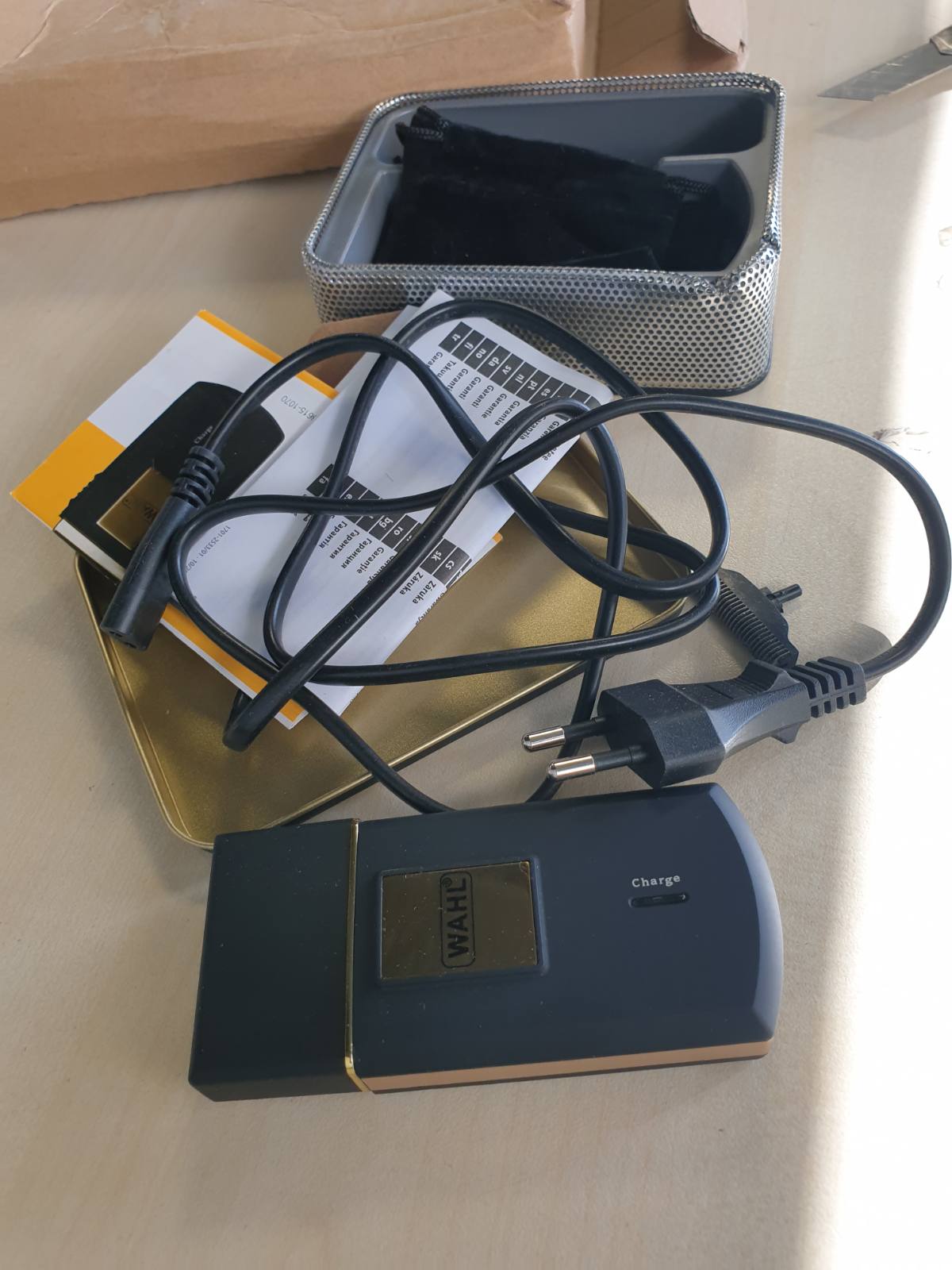 301001 - WAHL Rrojtore Travel Edition Gold - Rrojtore elektrike pa tel dhe e rikarikueshme për burra, ideale për udhëtime, për prerjen e flokëve dhe mjekrës, kompakte dhe e lëvizshme
