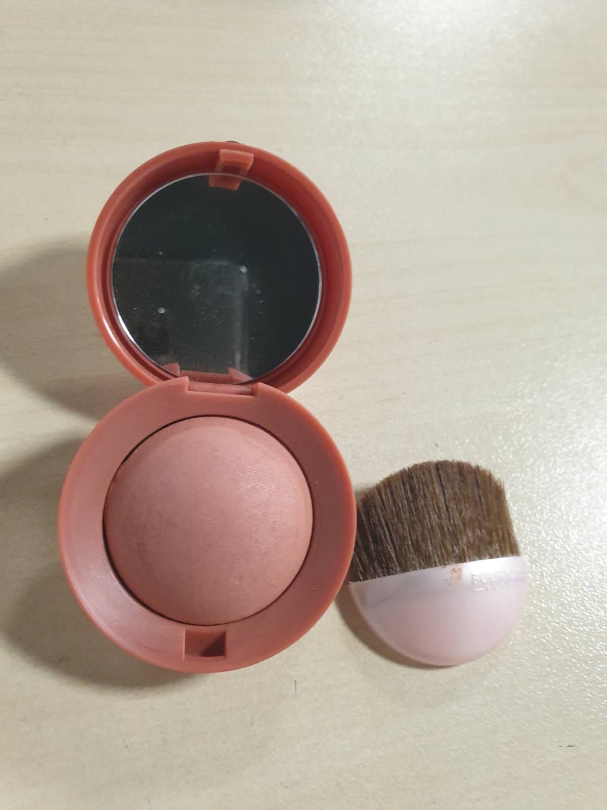 301326 - BOURJOIS Little Round Pot Blush, 74 Rose Ambre, 2.5 g, qëndrueshmëri gjatë gjithë ditës, përfundim natyral, teksturë e lehtë
