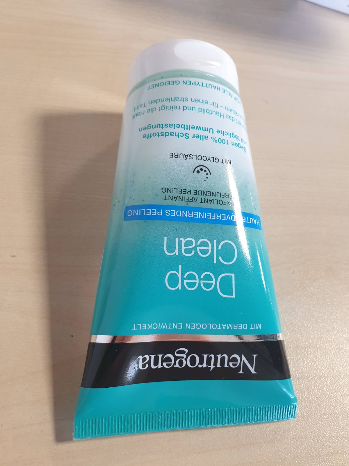 301449 - Neutrogena Skrab për fytyrën Deep Clean Skin Refining, 150ml, pastrim i butë me acid glikolik