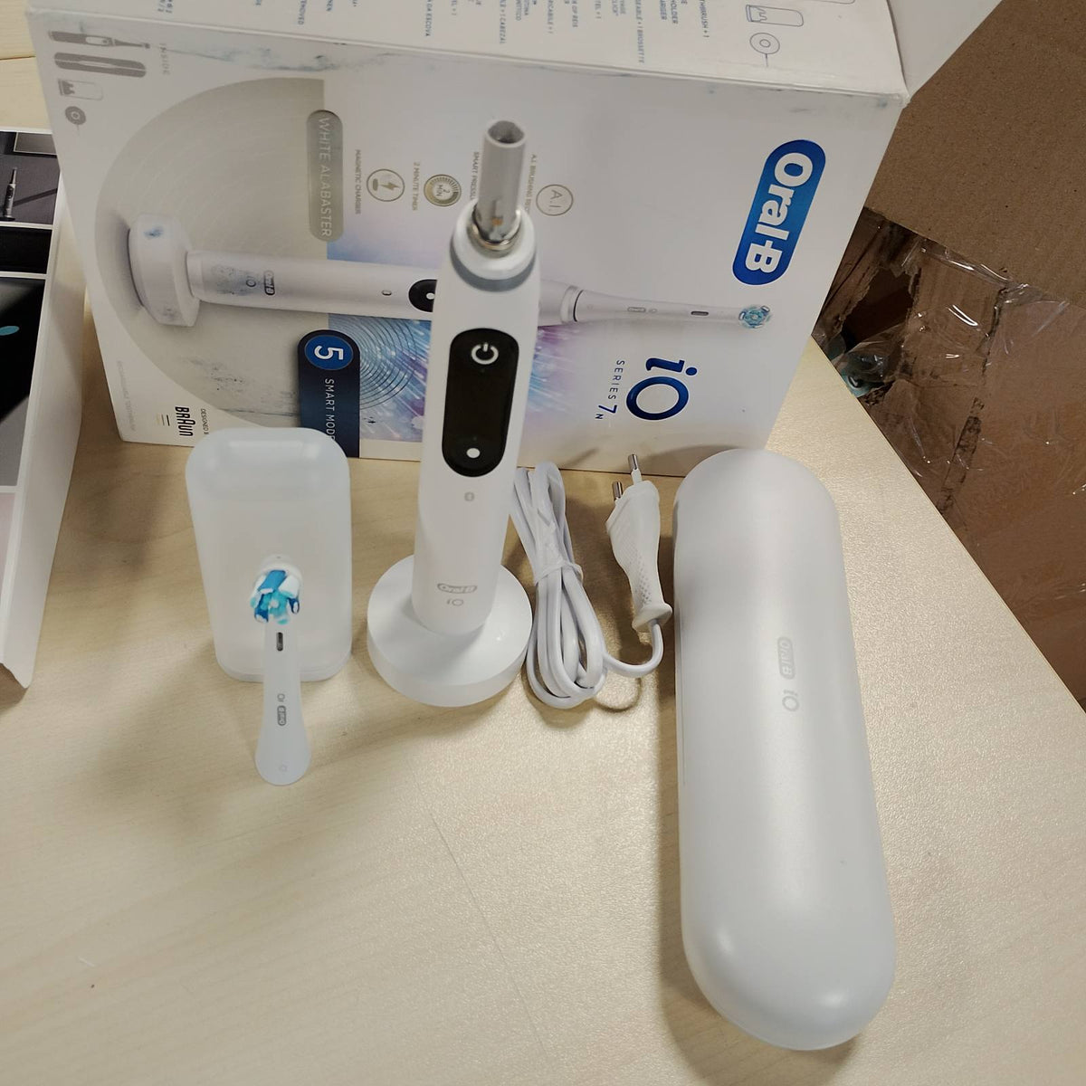 301554 - ORAL-B Furçë dhëmbësh elektrike iO 7n, e bardhë, rikarikueshme, teknologji magnetike, ekran bardhë e zi, 1 kokë furçe, 1 kuti udhëtimi premium