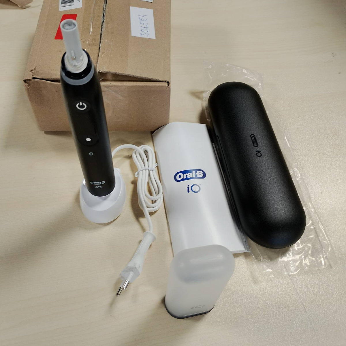 301584 - ORAL-B Furçë dhëmbësh elektrike iO Seria 6, e zezë, përfshin 2 koka furçe, kuti udhëtimi, 5 mënyra pastrimi, e projektuar nga Braun