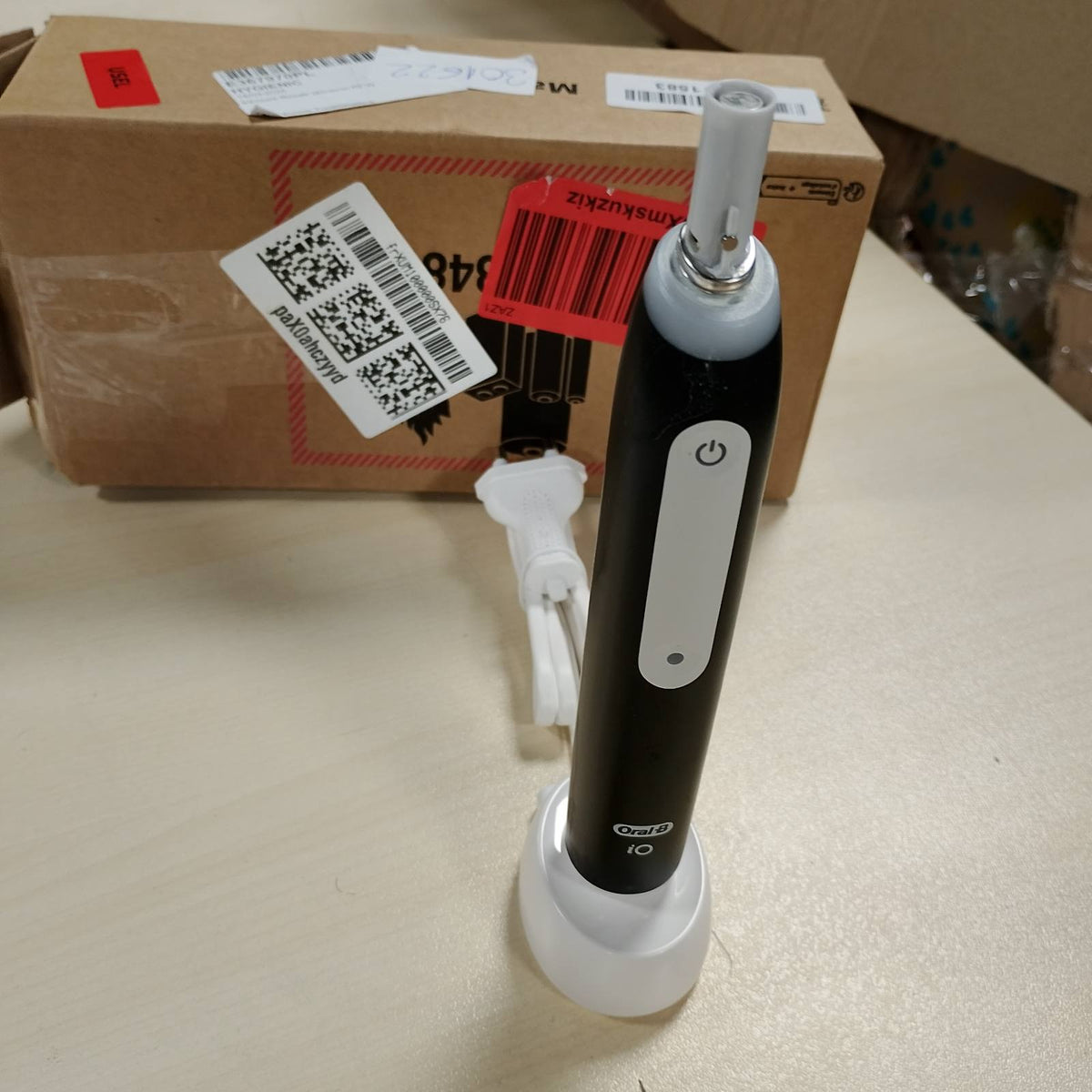 301622 - ORAL-B Furçë dhëmbësh elektrike iO Seria 3 Plus Edition, 3 koka furçe, 3 mënyra pastrimi, E zezë