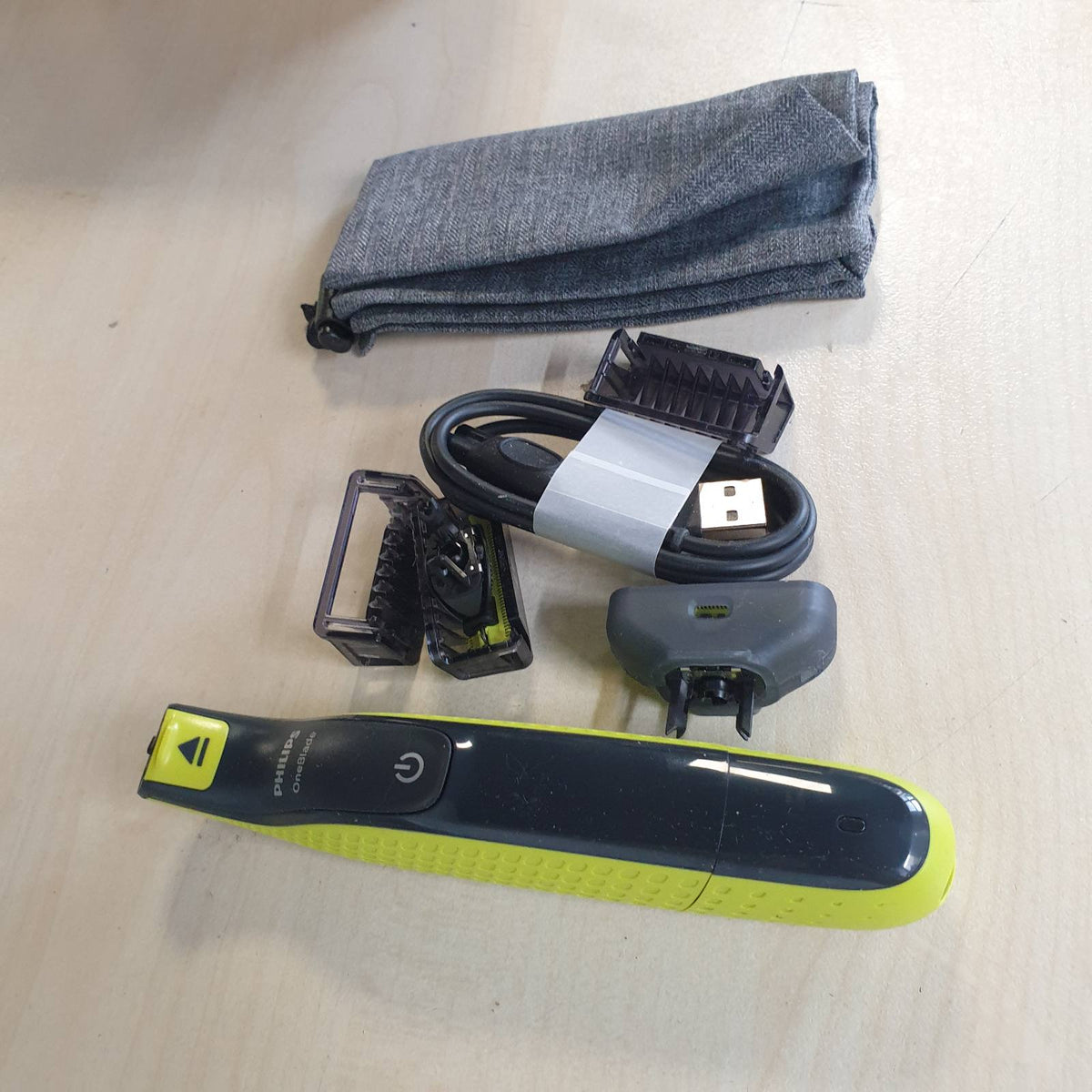 301830 - PHILIPS Makinë rroje dhe prerëse mjekre OneBlade 360, 2 tehe 360, 3 krehër mjekre (1, 3, 5 mm), QP2724/31