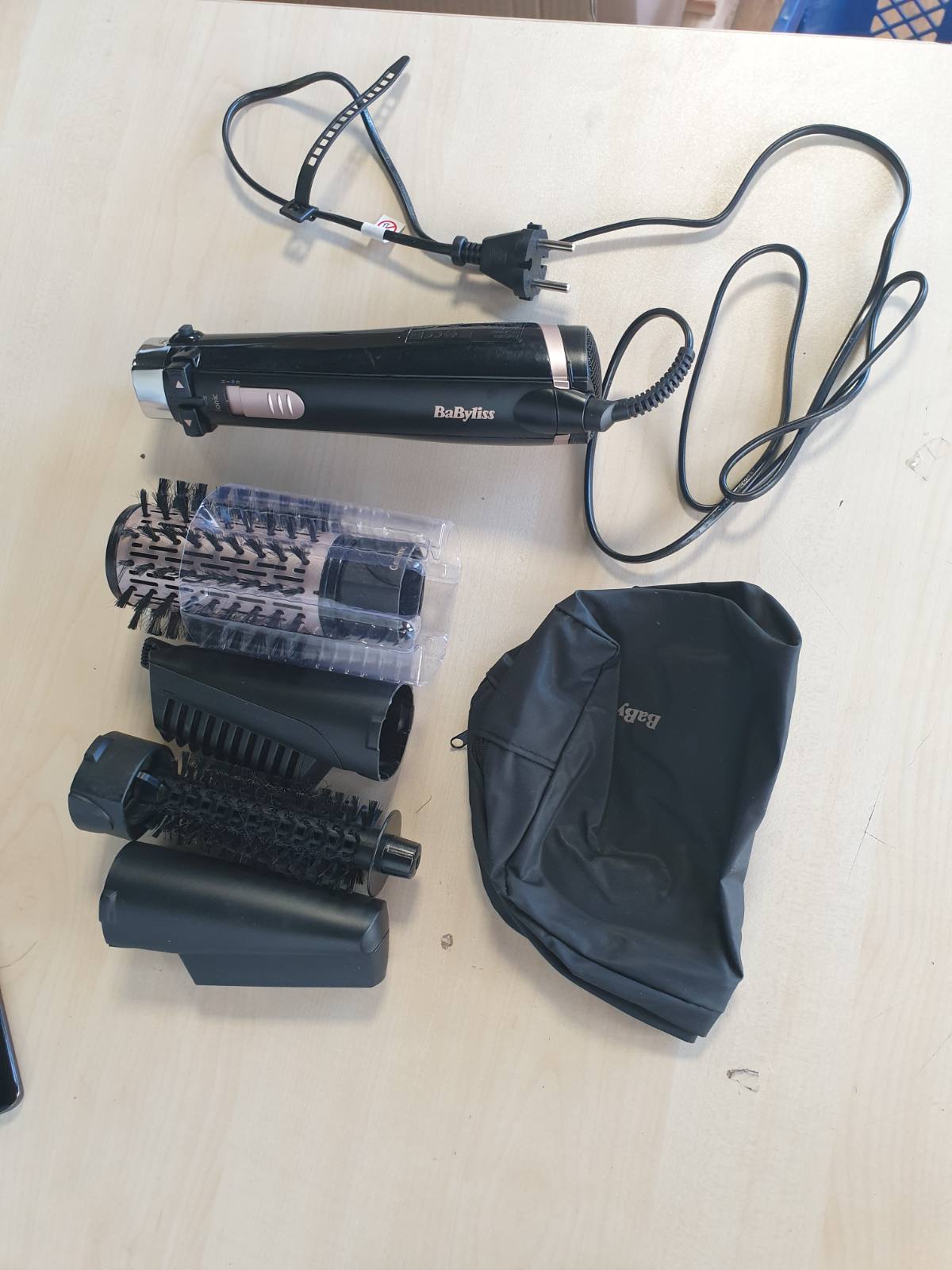 302774 - BABYLISS Furçë rrotulluese për tharëse flokësh, funksion jonik, me 4 aksesorë të ndërrueshëm, e zezë, AS200E