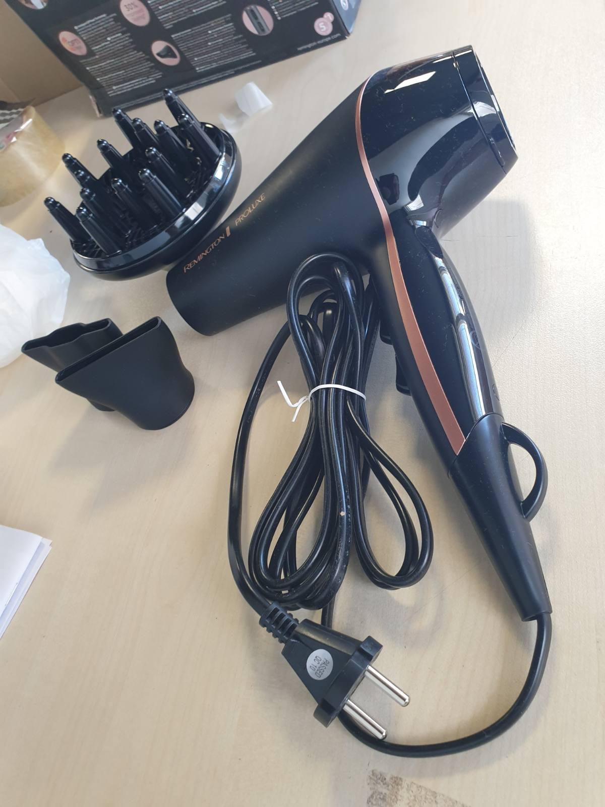 302862 - REMINGTON Tharëse flokësh Professional Jonike, 2400W, 150 km/orë, 3 aksesorë, teknologji OPTIheat, AC9140B