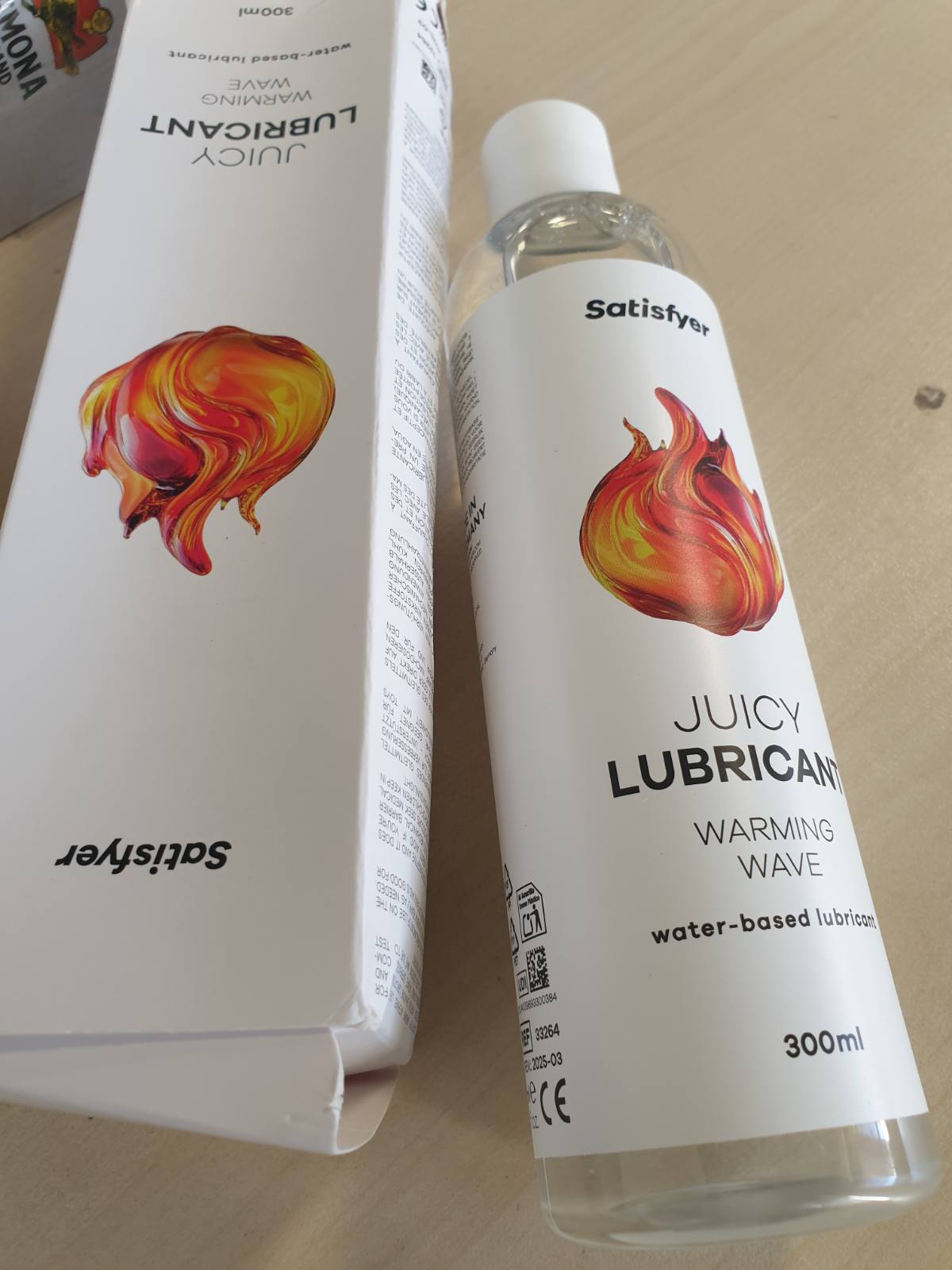 303954 - Satisfyer - Valë ngrohëse - 300 ml | Lubrifikant me bazë uji për lëkurë të ndjeshme | Pa vaj dhe yndyrë, i lahet lehtë dhe i përputhshëm me prezervativët | I butë dhe miqësor ndaj lëkurës