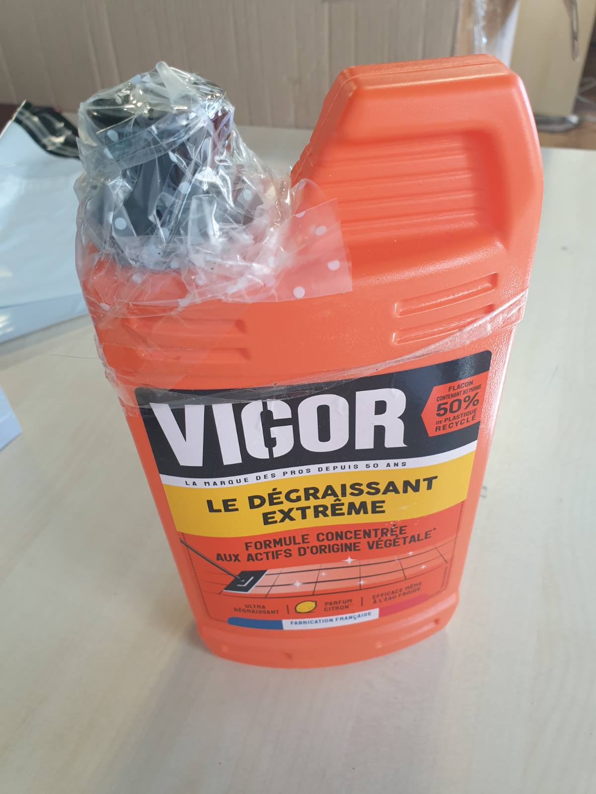 304040 - VIGOR Extreme Degreaser, Formulë e koncentruar me përbërës aktivë me bazë bimore, Pastrues dyshemesh dhe degreaser, Aromë limoni, Shishe e riciklueshme, 1L.