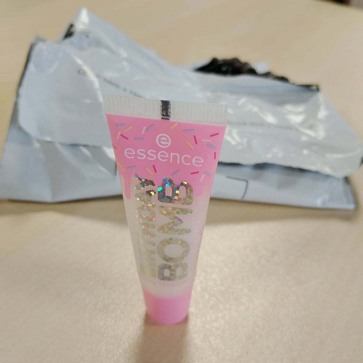 304088 - ESSENCE Shkëlqyes Buzësh Birthday Bomb Nr. 01, 10ml, transparent, natyral, vegan, pa parabene, pa mikroplastikë, pa nanopjesëza