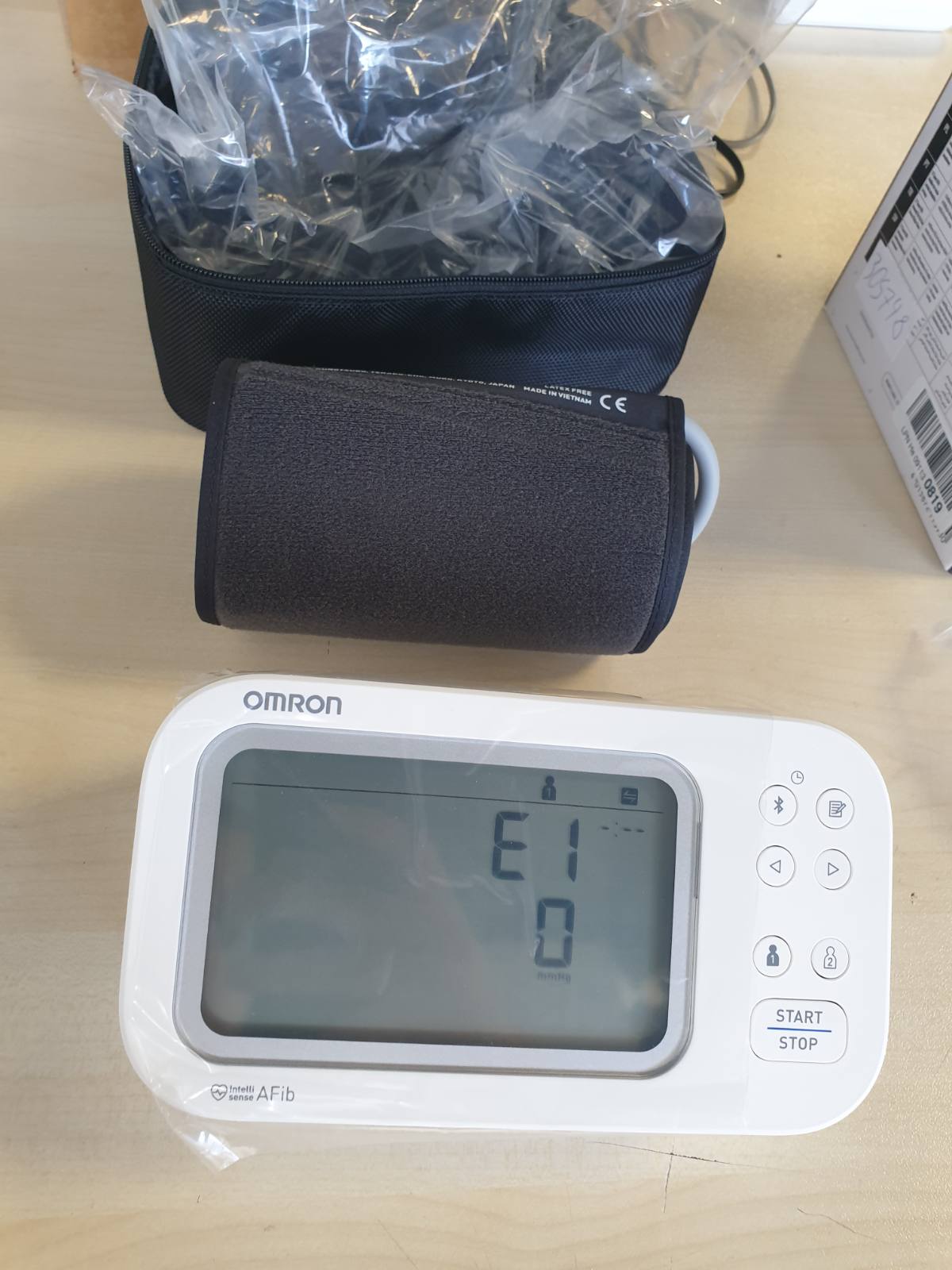 305748 - OMRON X7 SMART AFIB, monitorues i tensionit të gjakut për krahun e sipërm, 2 përdorues, 22-42 cm.