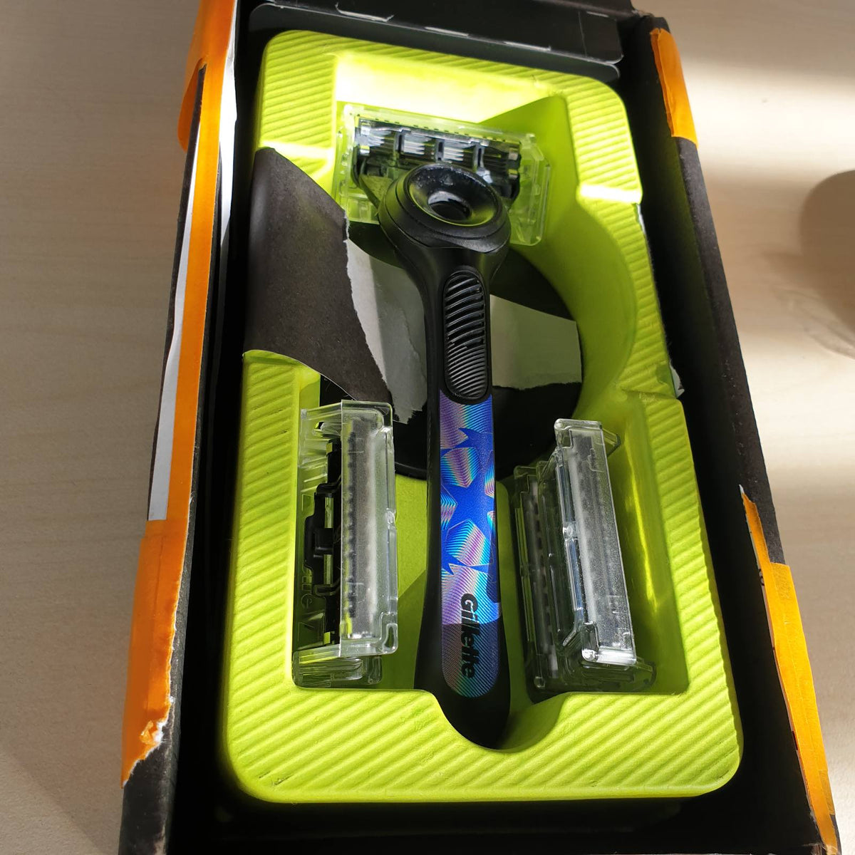 305794 - GILLETTE Brisku i drejtë UEFA Champions League Edition, Gillette Labs, 1 dorezë + 8 tehe mbushëse, përfshin bazë magnetike premium