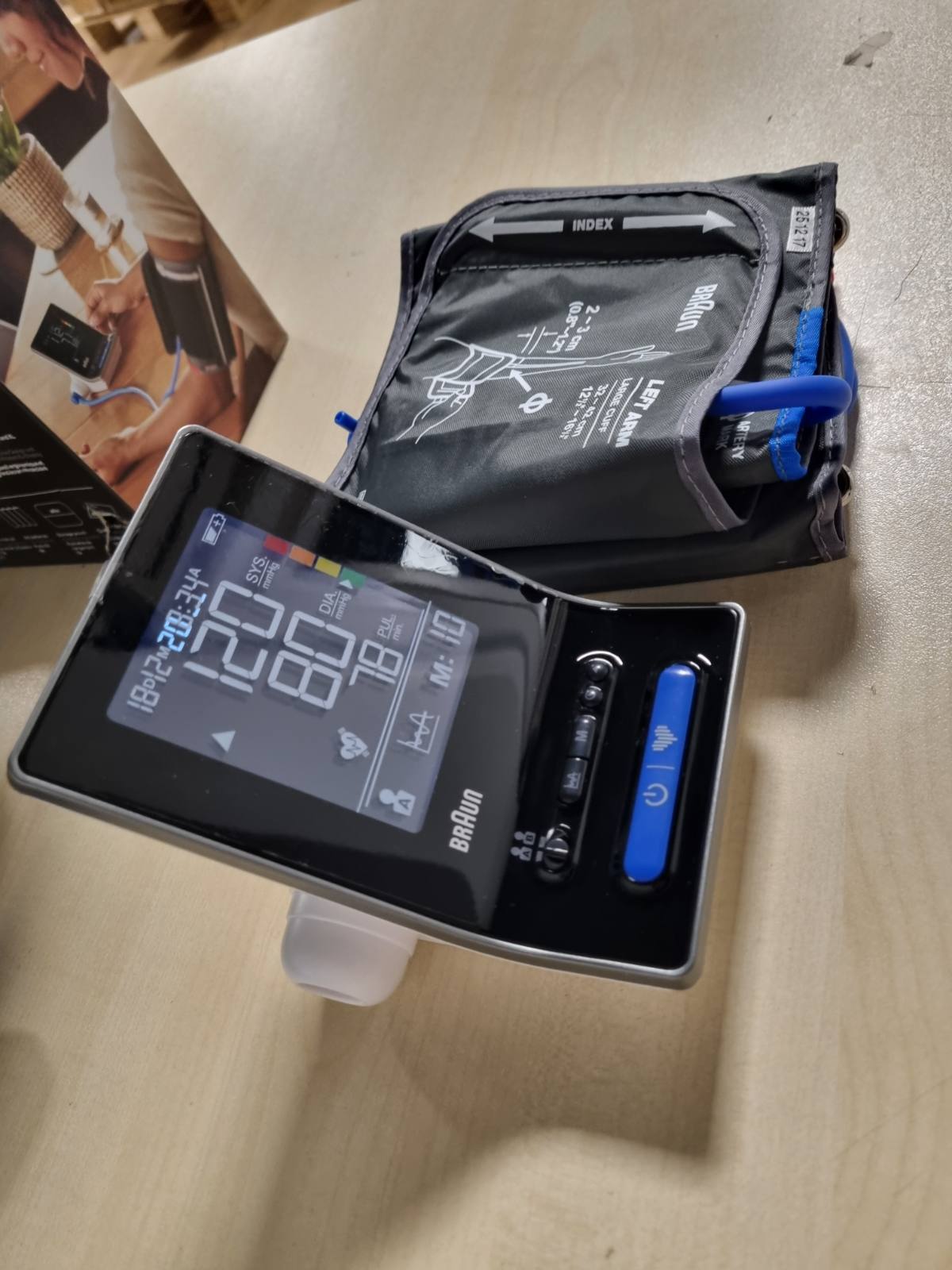 305957 - BRAUN Monitorues i tensionit të gjakut ExactFit 3 për krahun e sipërm, Ekran me kodim ngjyrash, 2 madhësi manshete, BUA6150